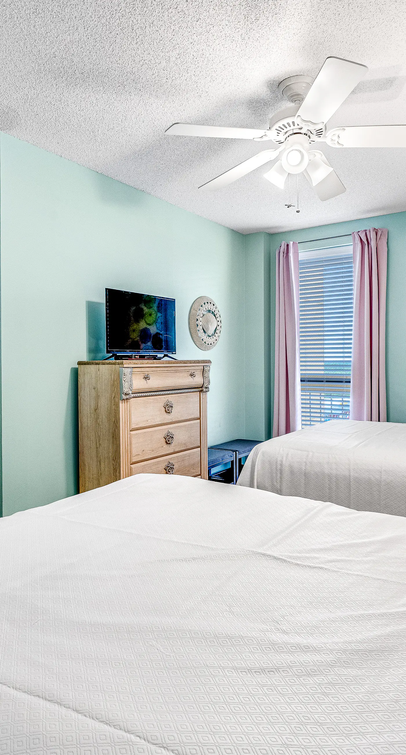 Beautiful condo in beachfront resort with pool & stunning Gulf views