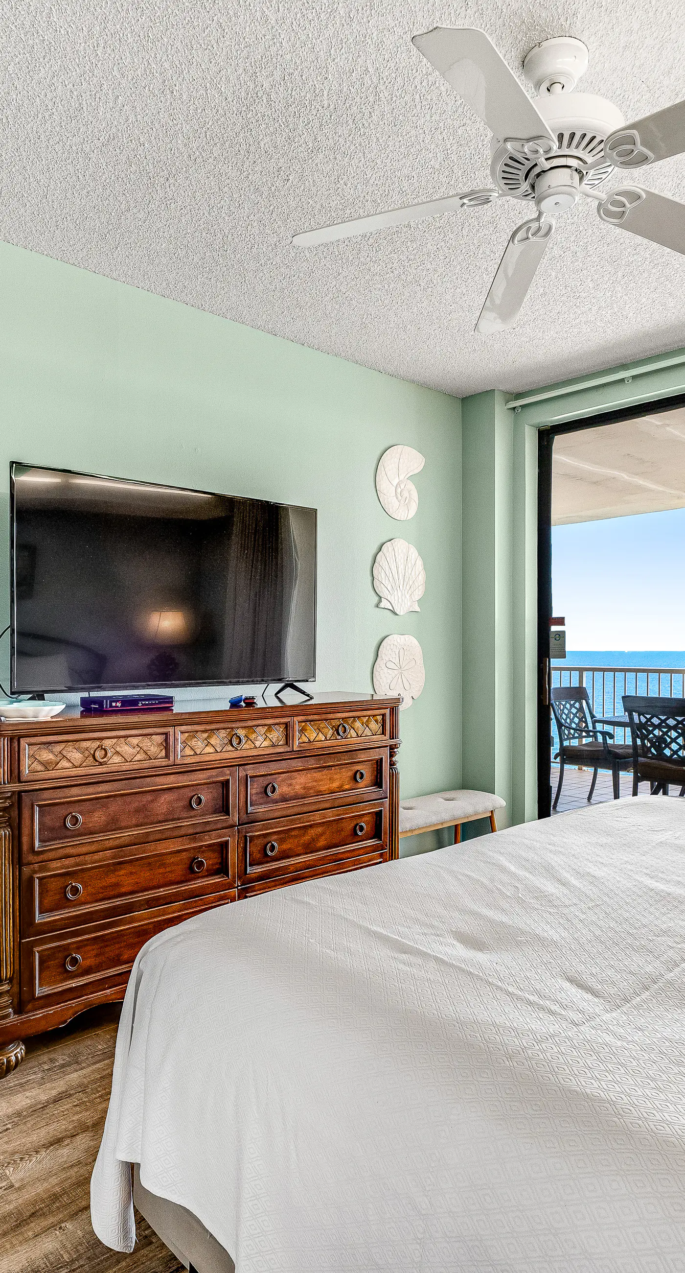 Beautiful condo in beachfront resort with pool & stunning Gulf views