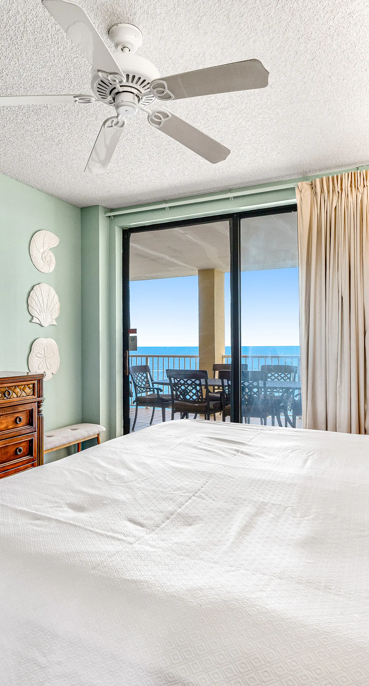 Beautiful condo in beachfront resort with pool & stunning Gulf views