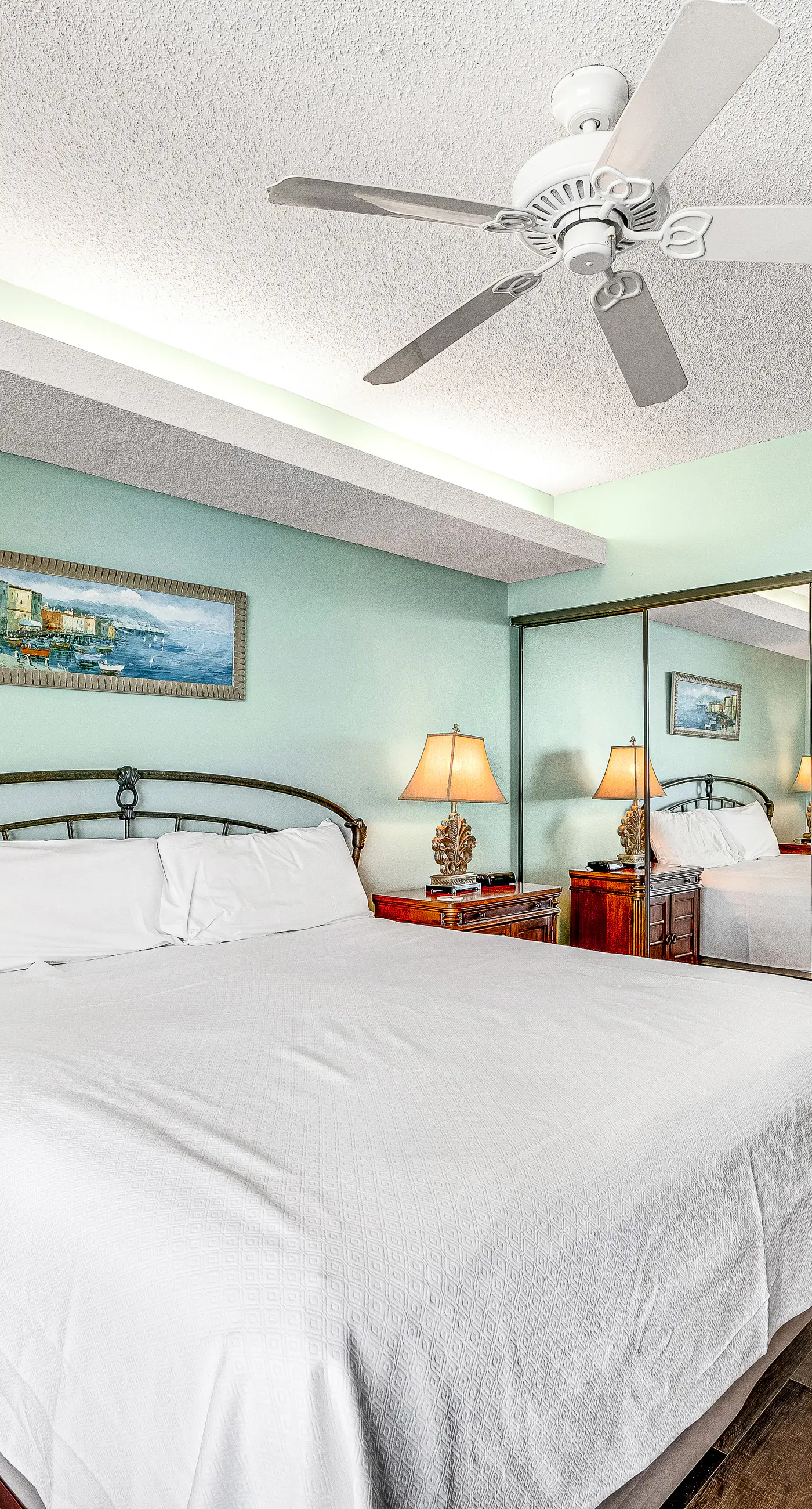 Beautiful condo in beachfront resort with pool & stunning Gulf views