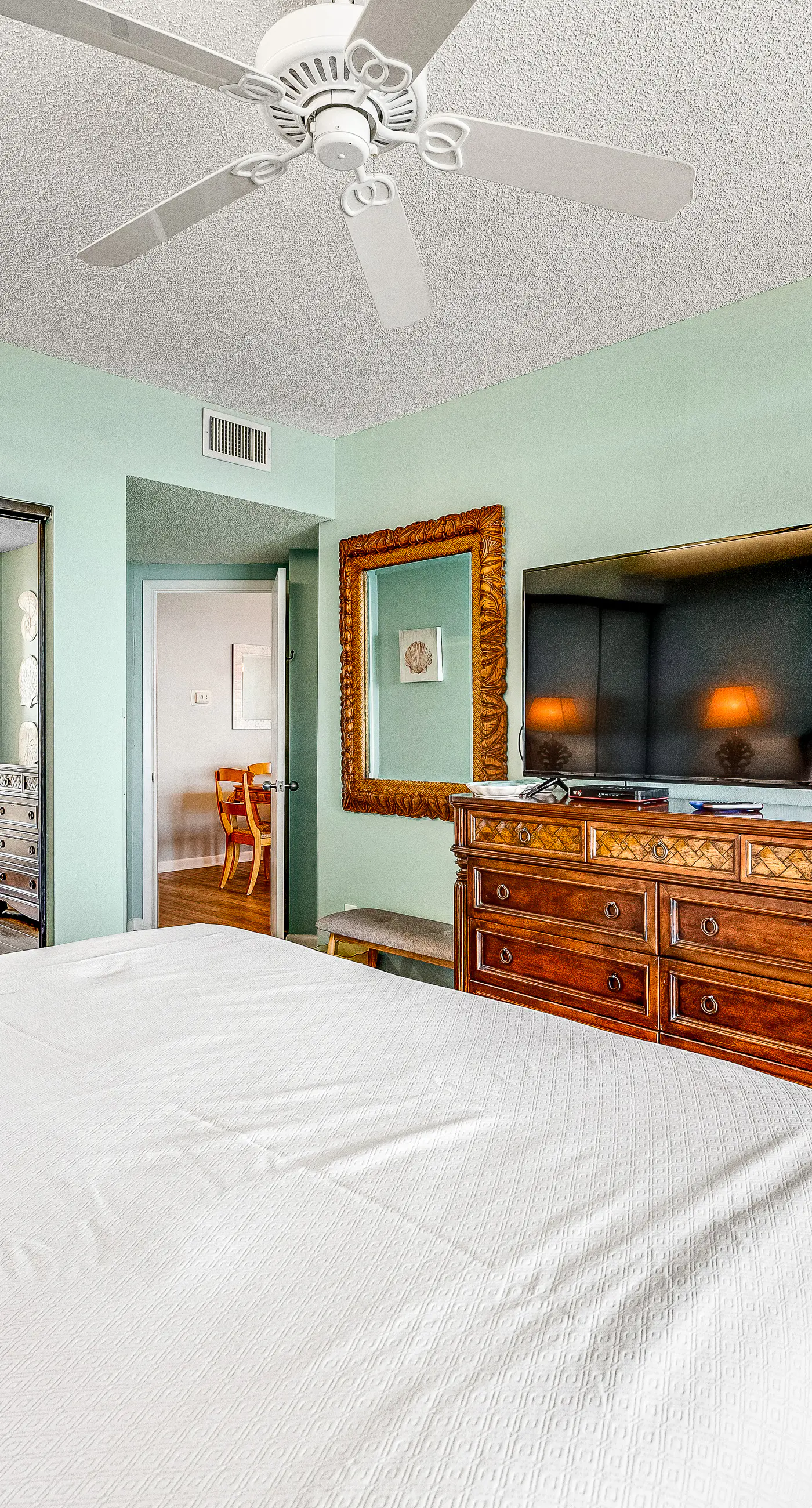 Beautiful condo in beachfront resort with pool & stunning Gulf views