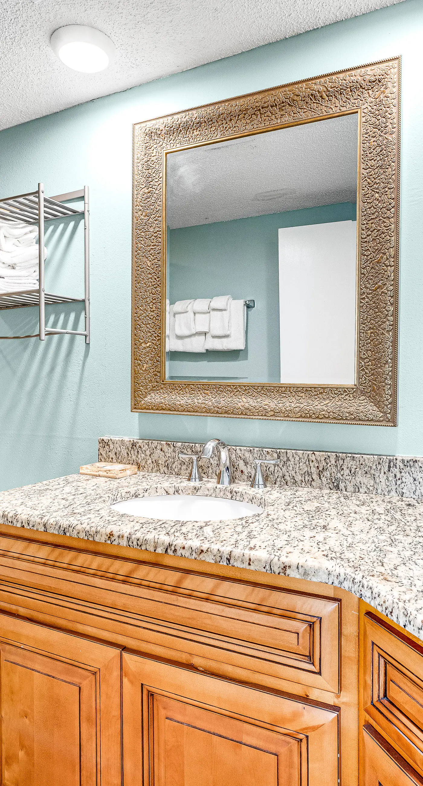 Beautiful condo in beachfront resort with pool & stunning Gulf views