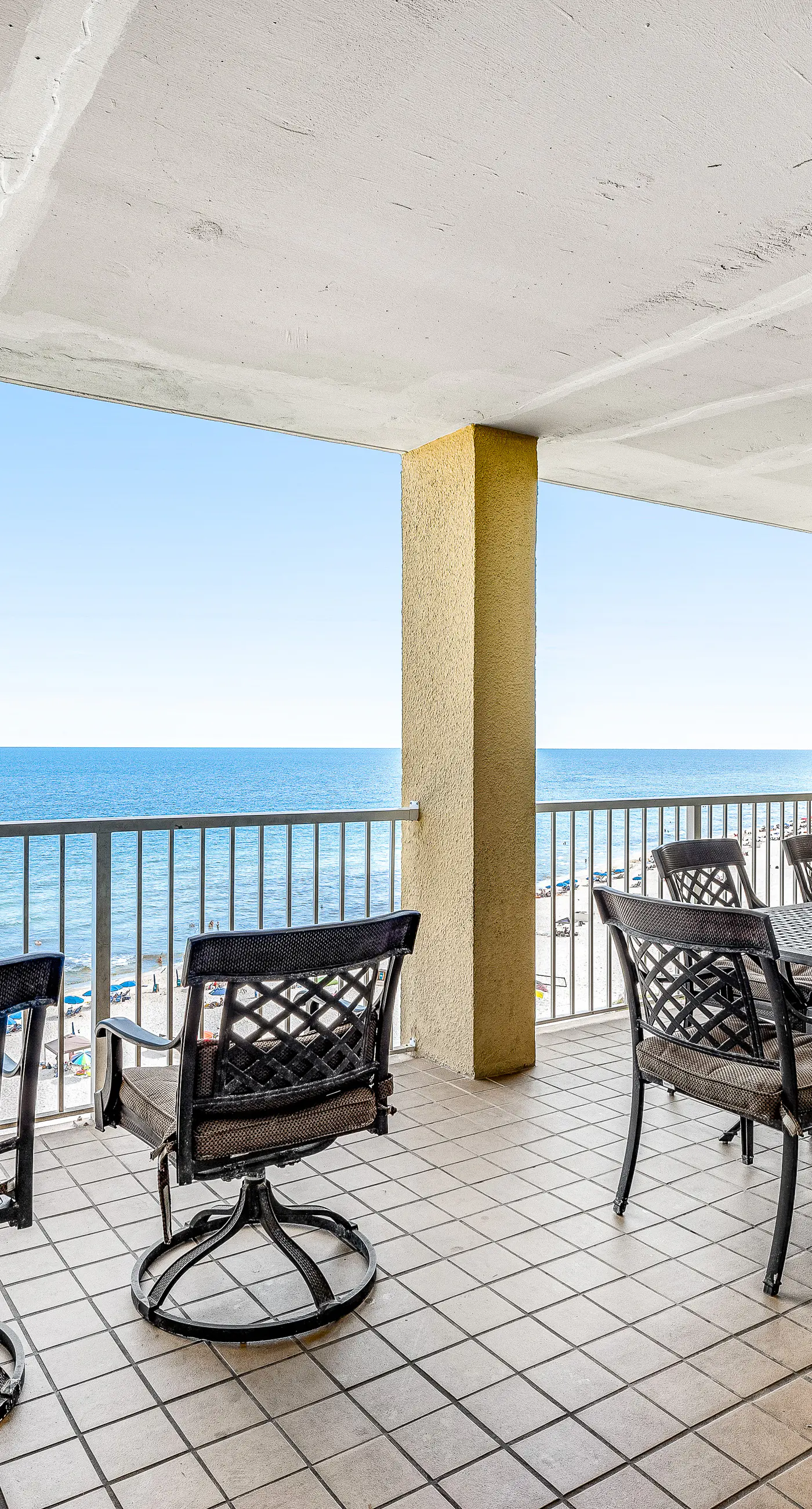 Beautiful condo in beachfront resort with pool & stunning Gulf views