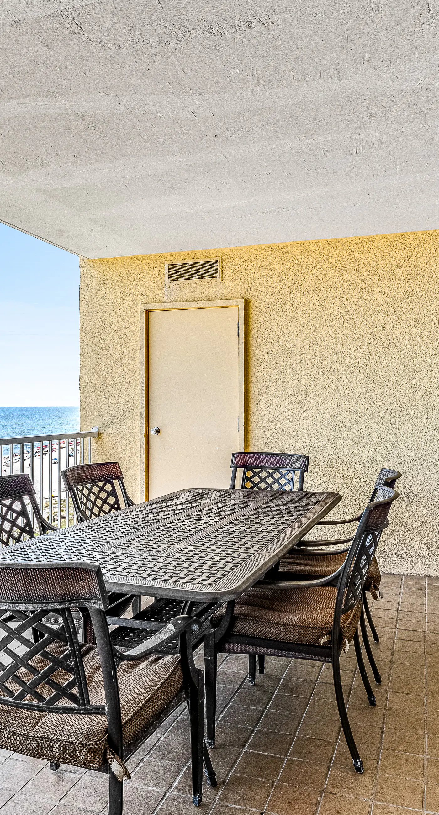 Beautiful condo in beachfront resort with pool & stunning Gulf views