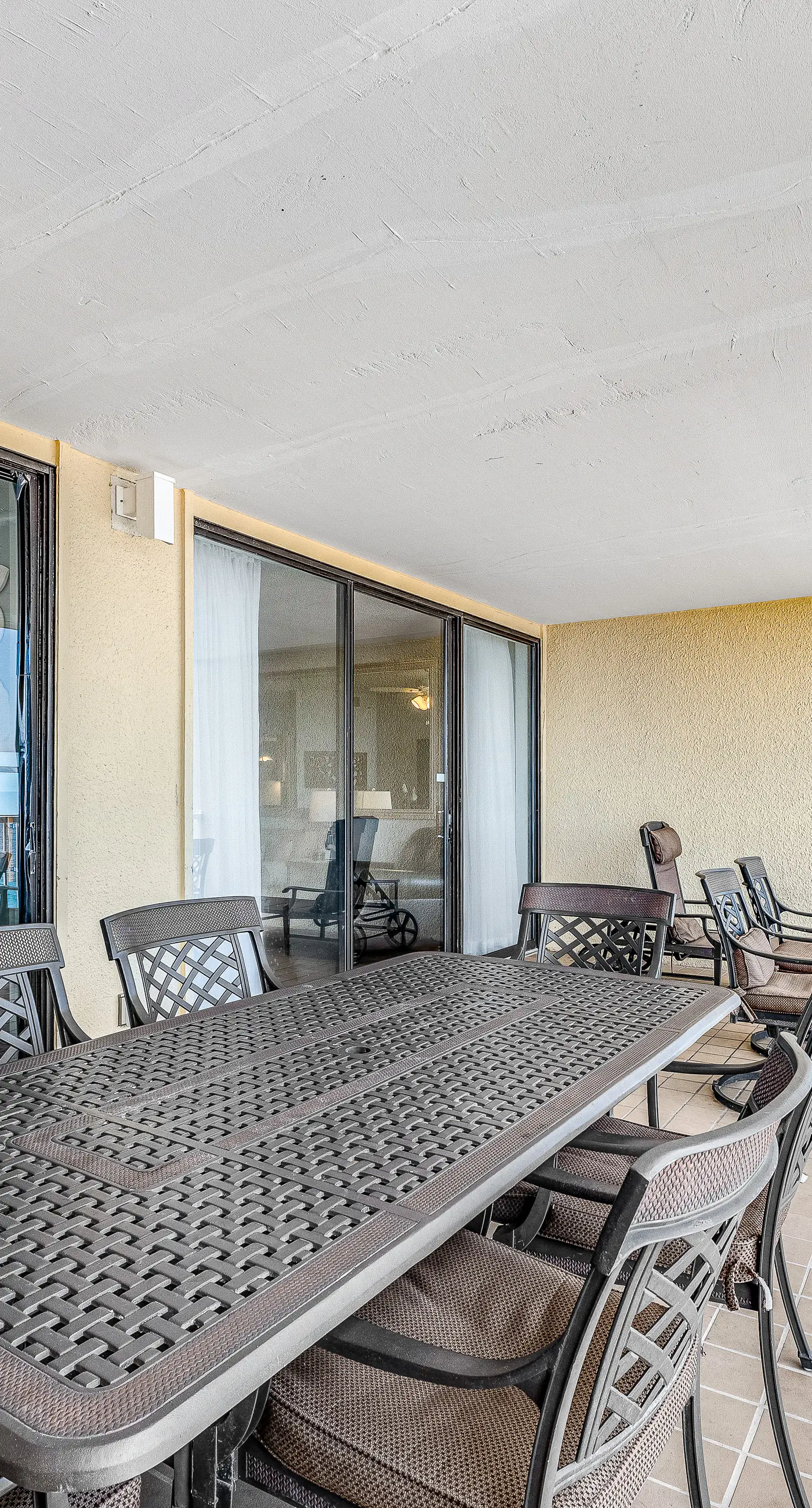 Beautiful condo in beachfront resort with pool & stunning Gulf views