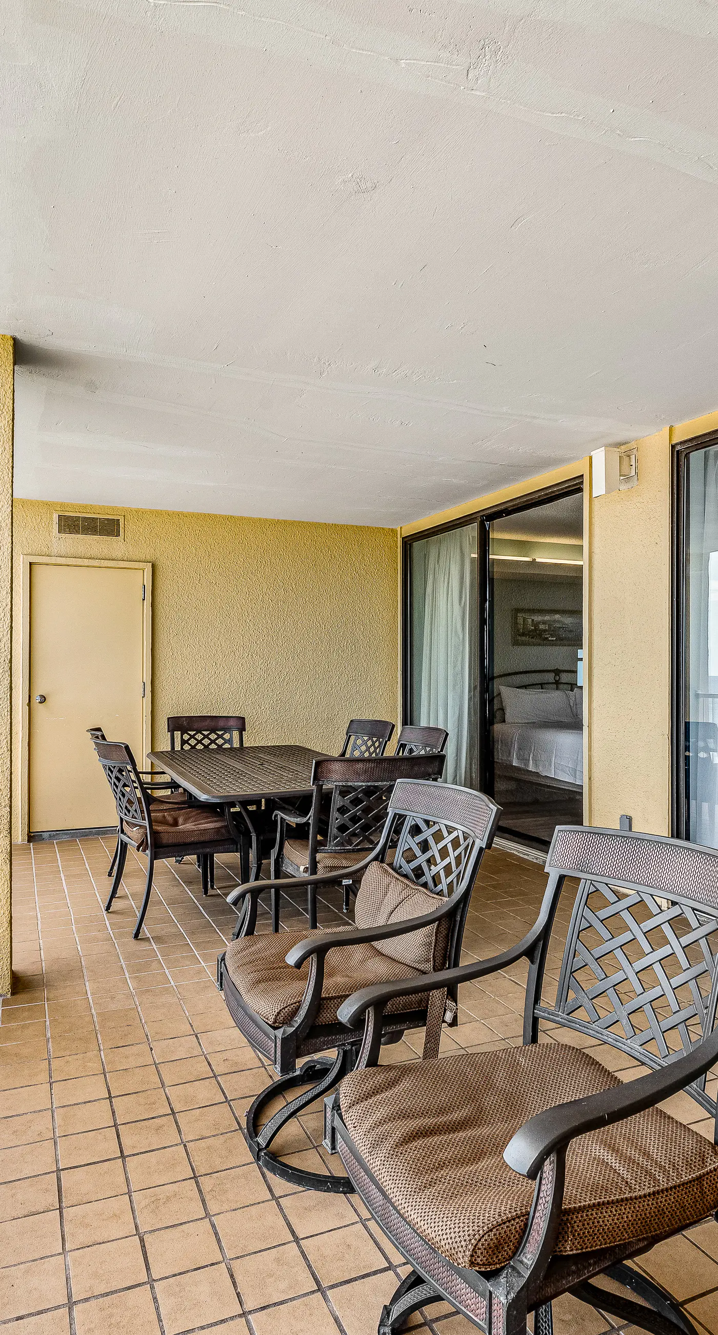 Beautiful condo in beachfront resort with pool & stunning Gulf views