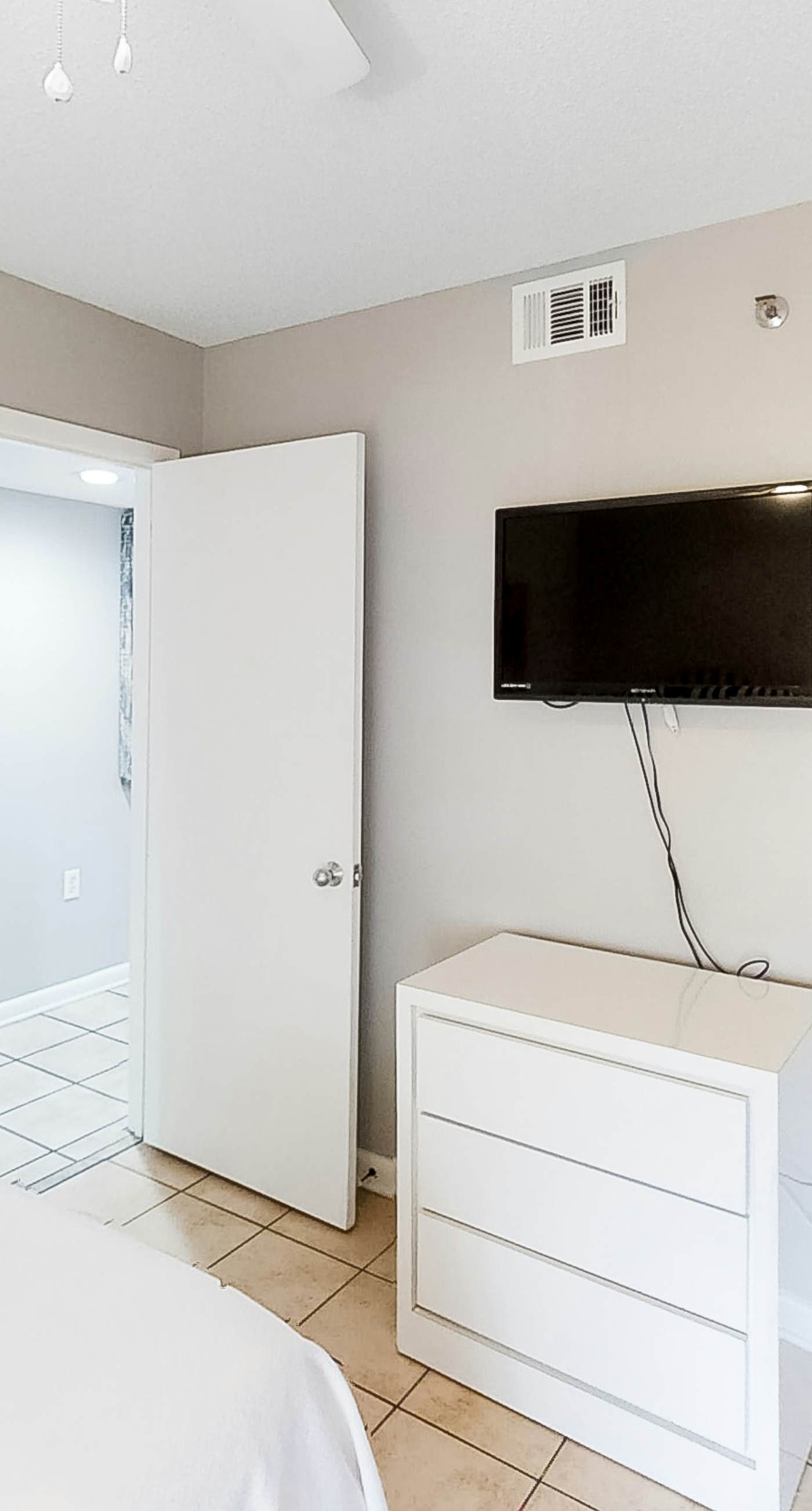 Wonderful Condo in Beachfront Complex w/Shared Pool & Hot Tub, Free WiFi, AC