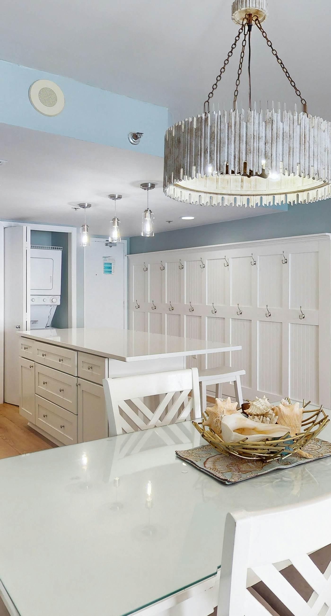 Fantastic Home Located in Beachfront Building w/Shared Pool & Hot Tub, WiFi, AC