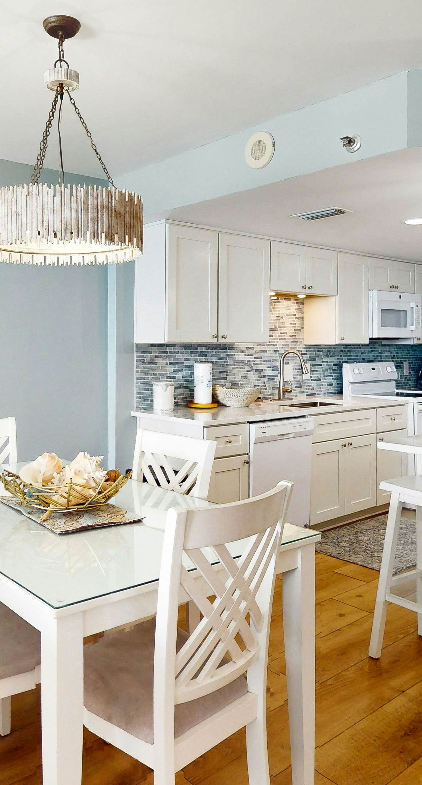 Fantastic Home Located in Beachfront Building w/Shared Pool & Hot Tub, WiFi, AC