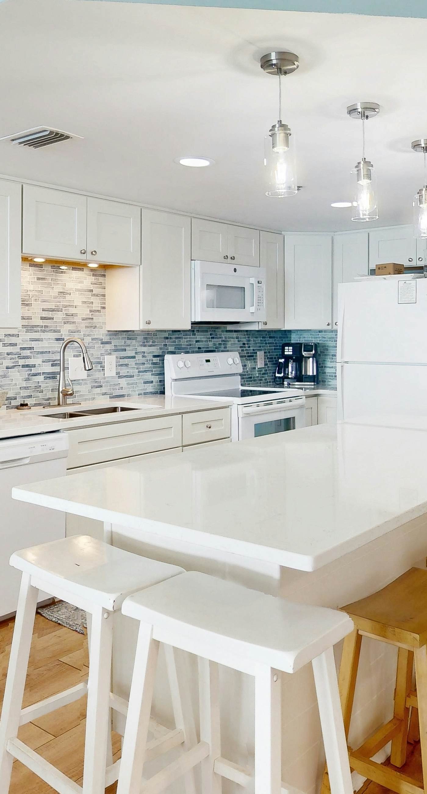 Fantastic Home Located in Beachfront Building w/Shared Pool & Hot Tub, WiFi, AC