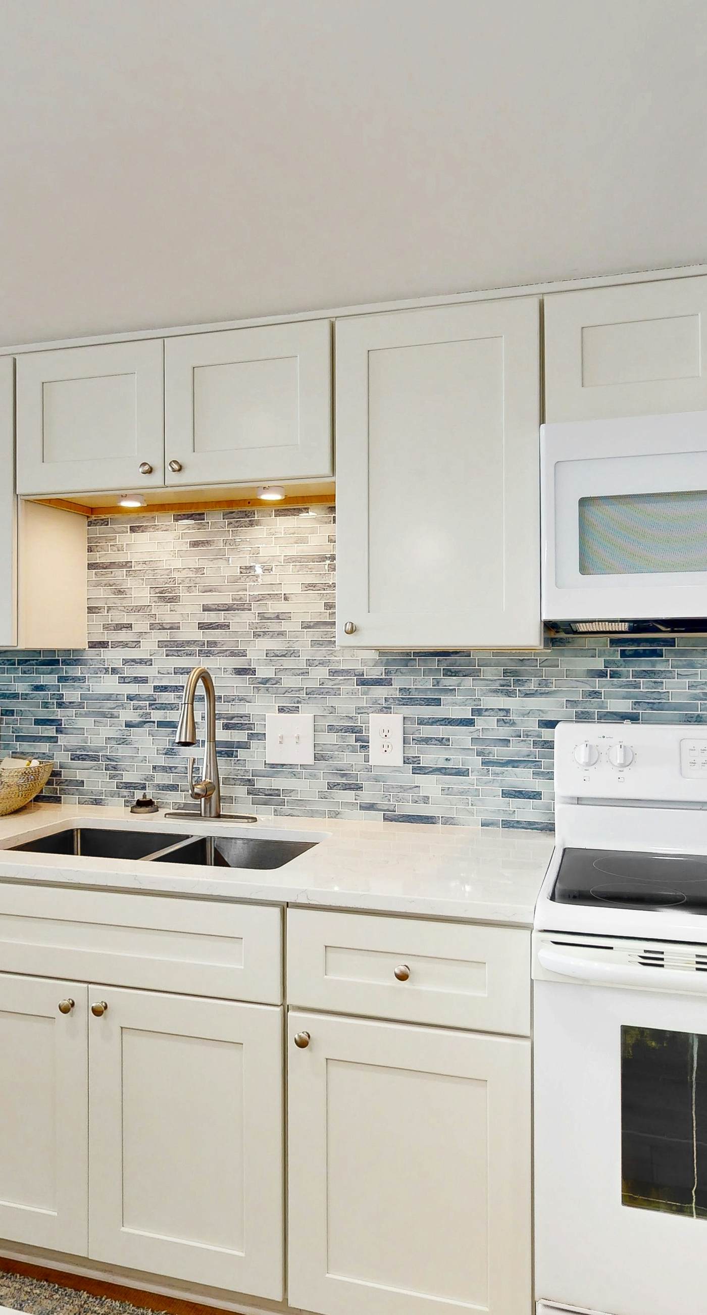 Fantastic Home Located in Beachfront Building w/Shared Pool & Hot Tub, WiFi, AC