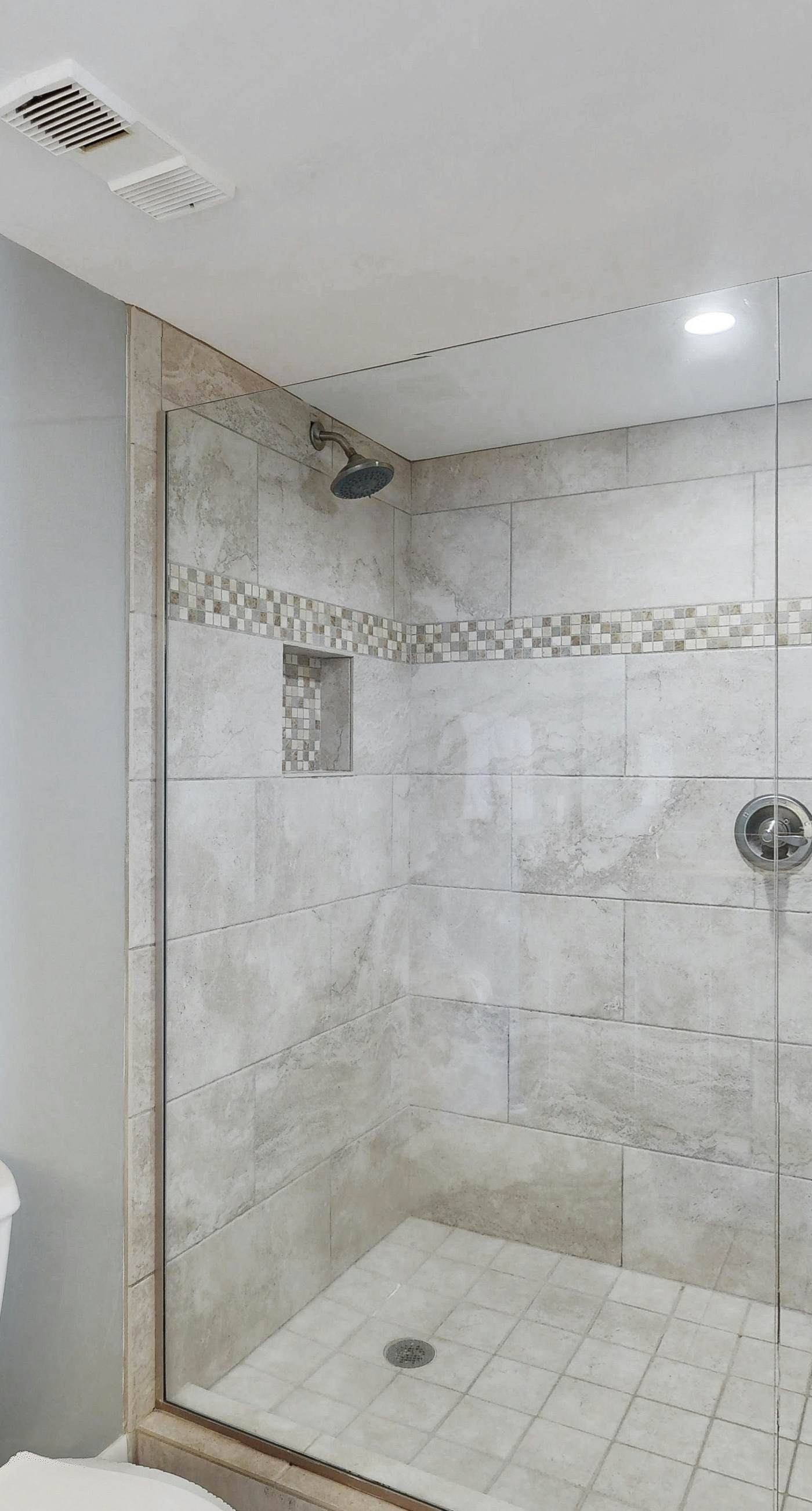 Fantastic Home Located in Beachfront Building w/Shared Pool & Hot Tub, WiFi, AC