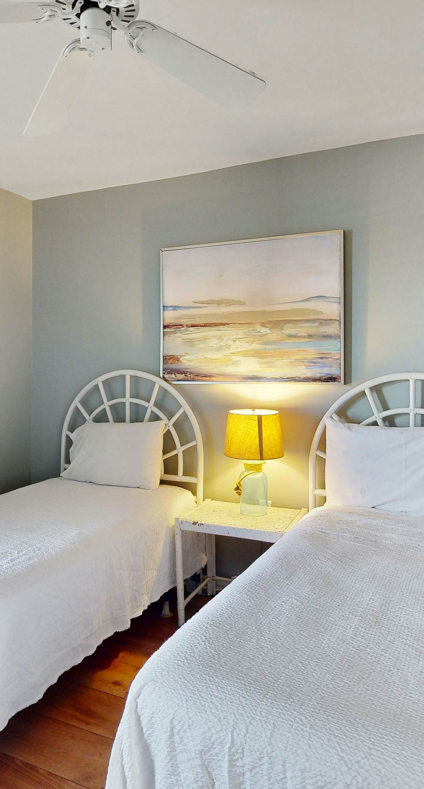 Fantastic Home Located in Beachfront Building w/Shared Pool & Hot Tub, WiFi, AC