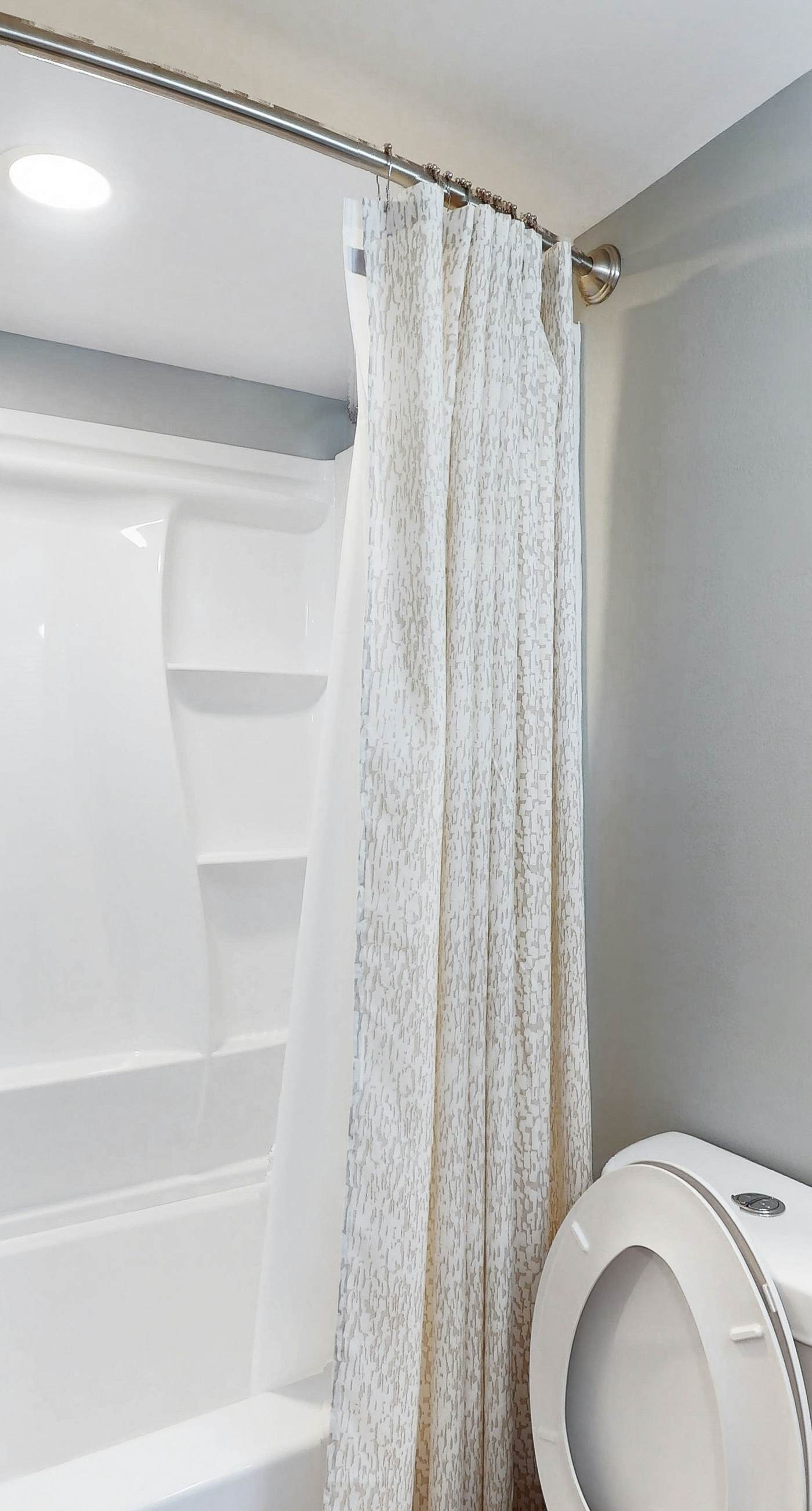 Fantastic Home Located in Beachfront Building w/Shared Pool & Hot Tub, WiFi, AC