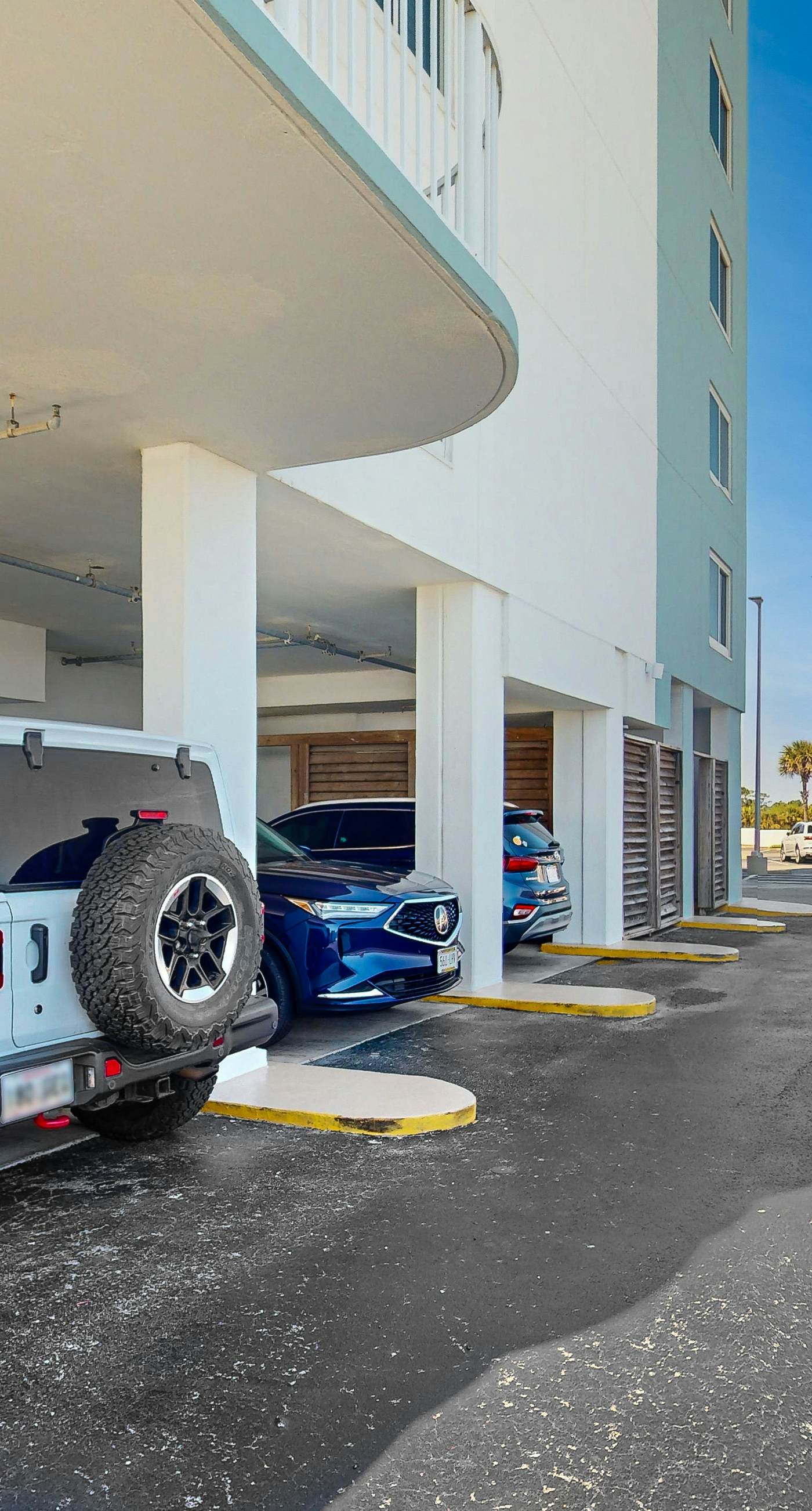 Fantastic Home Located in Beachfront Building w/Shared Pool & Hot Tub, WiFi, AC