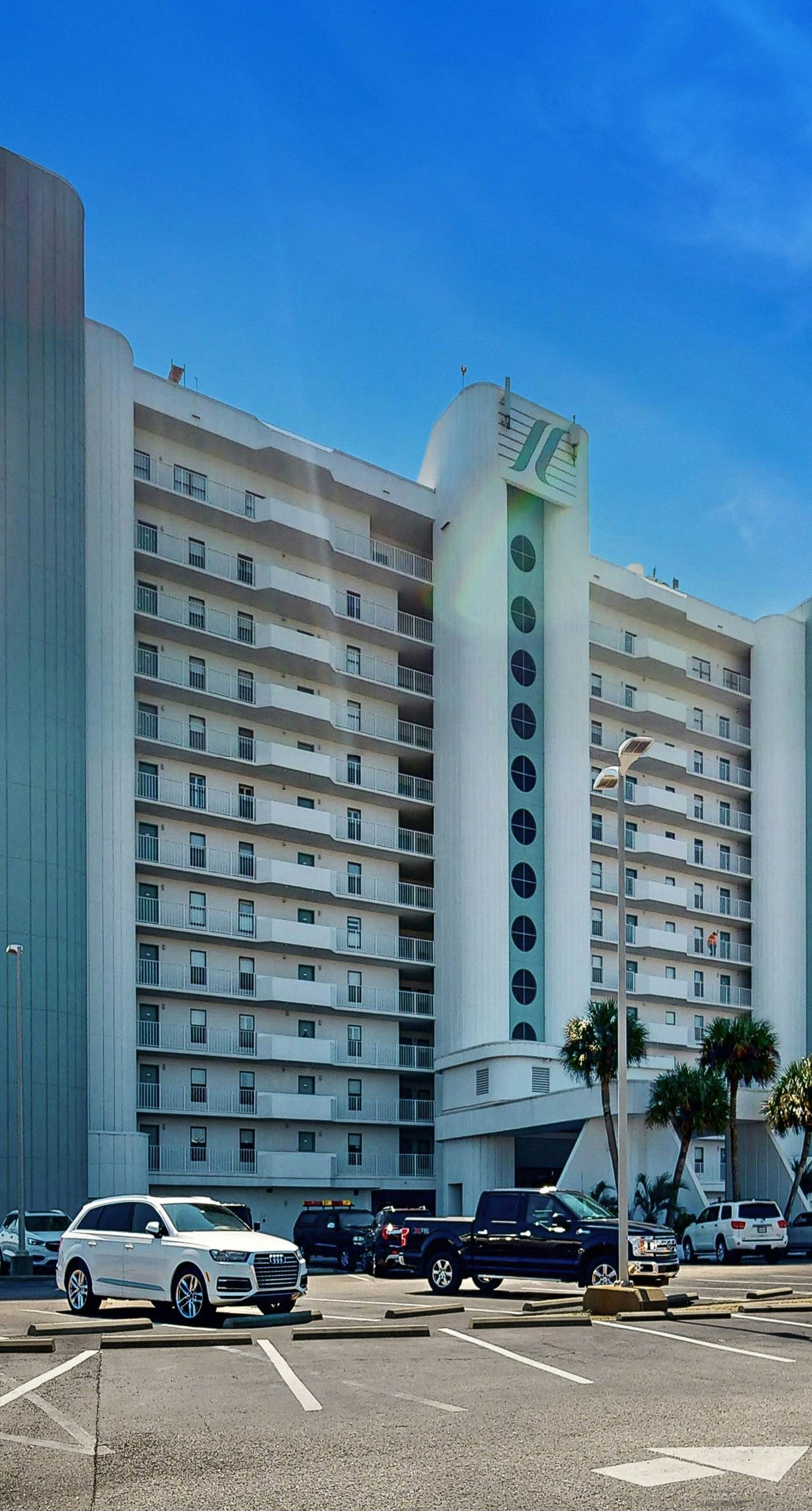 Fantastic Home Located in Beachfront Building w/Shared Pool & Hot Tub, WiFi, AC