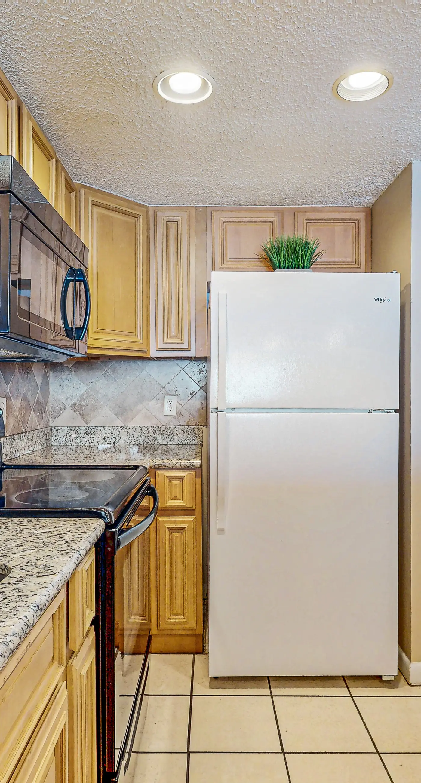 Lovely Condo in Beachfront Resort w/Shared Hot Tub & Pool, Central AC, Free WiFi