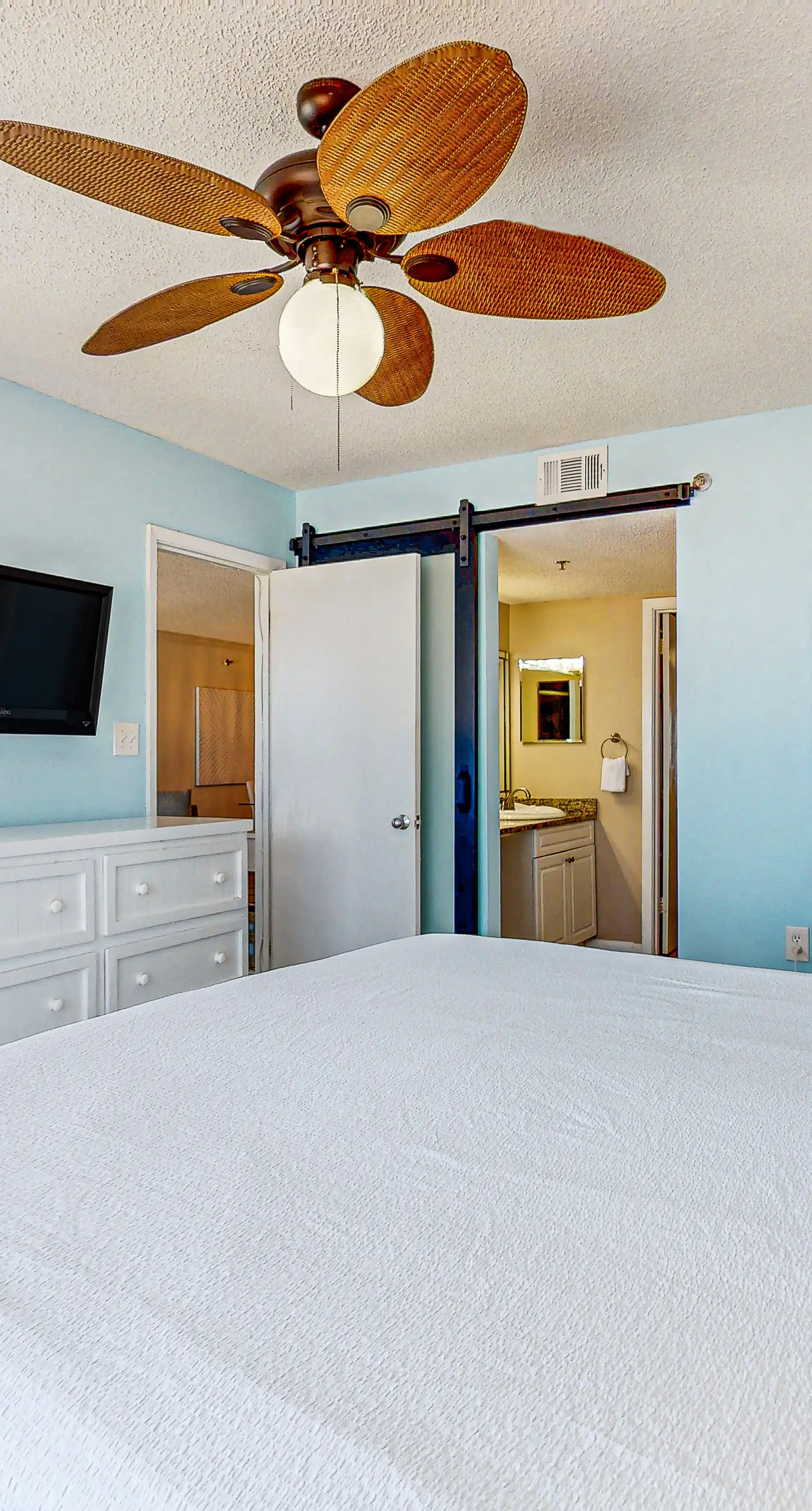 Lovely Condo in Beachfront Resort w/Shared Hot Tub & Pool, Central AC, Free WiFi