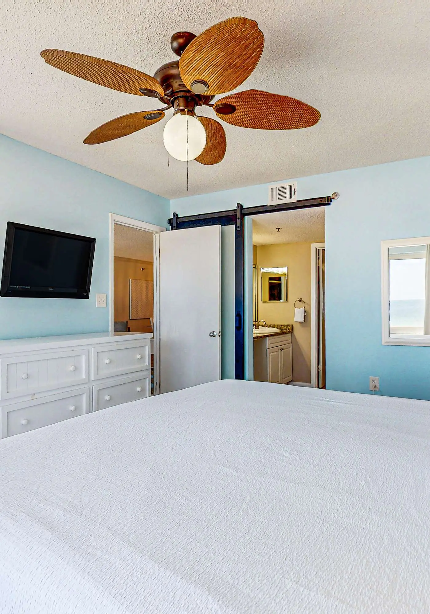 Lovely Condo in Beachfront Resort w/Shared Hot Tub & Pool, Central AC, Free WiFi