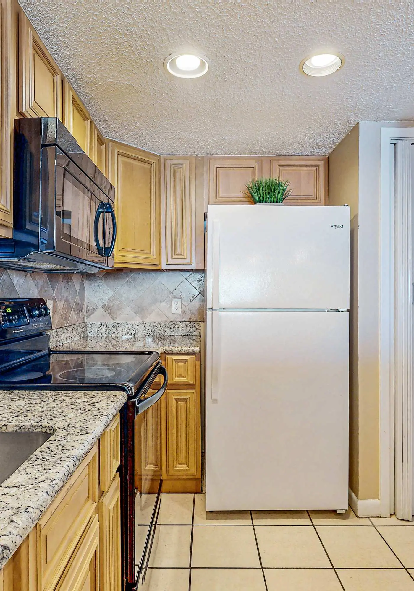 Lovely Condo in Beachfront Resort w/Shared Hot Tub & Pool, Central AC, Free WiFi