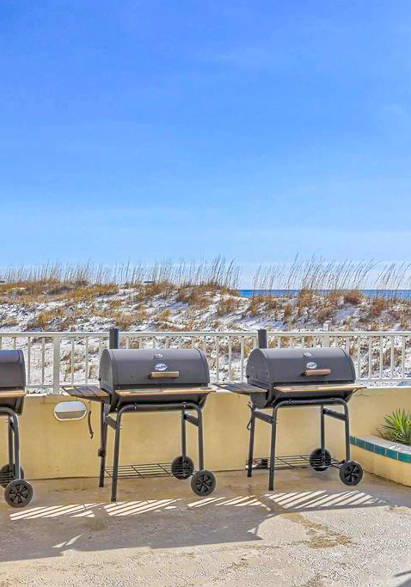 Amazing Condo in Gulf-Front with shared Pool & Hot Tub, Central AC