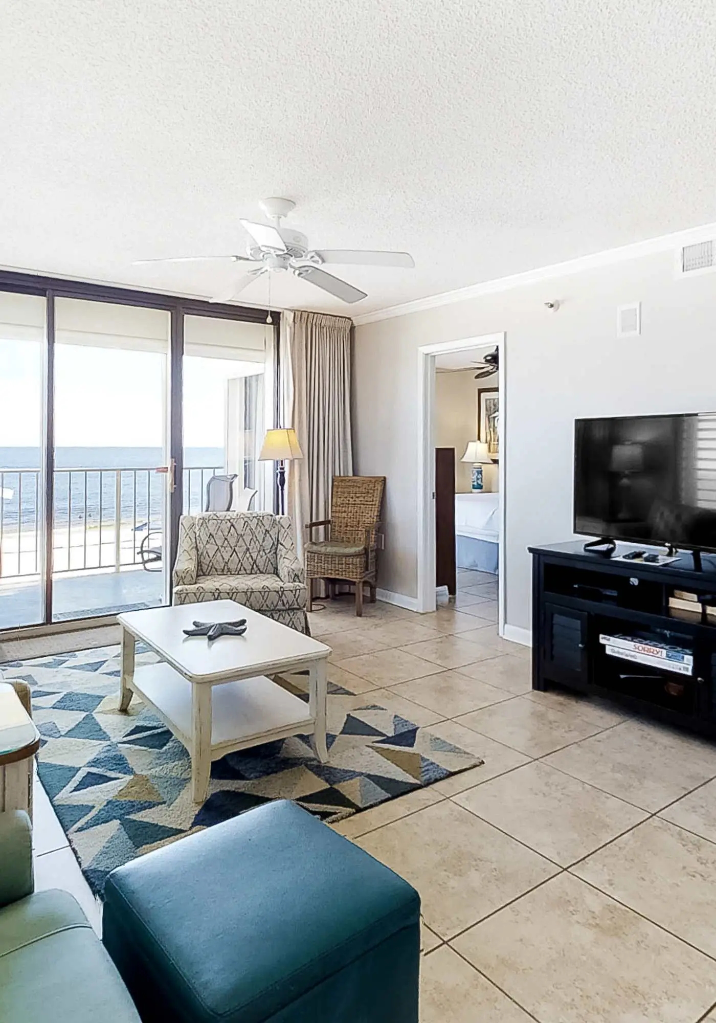 Amazing Condo in Gulf-Front with shared Pool & Hot Tub, Central AC