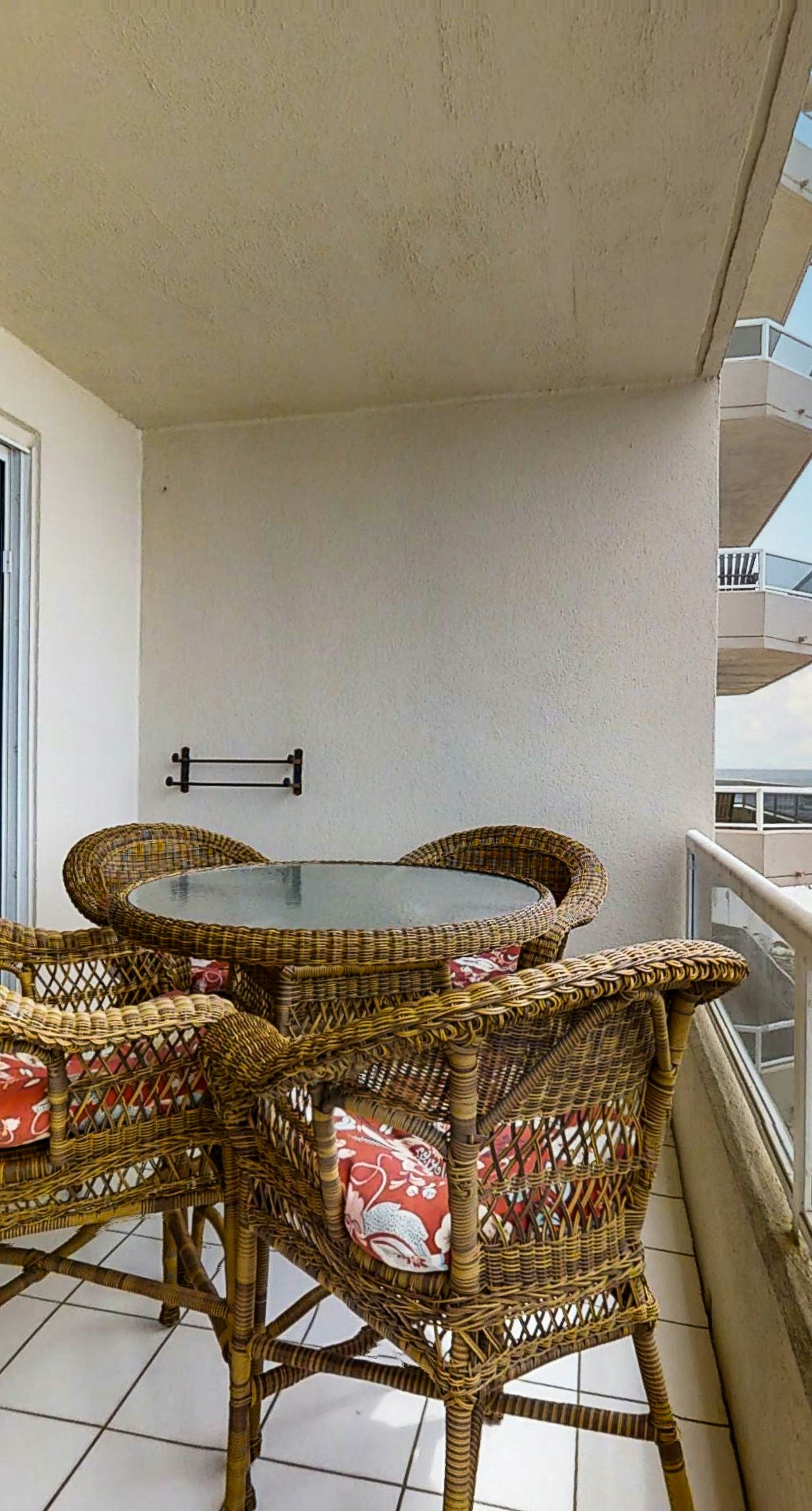 Convenient condo located in beachfront resort w/free WiFi, shared pool, AC