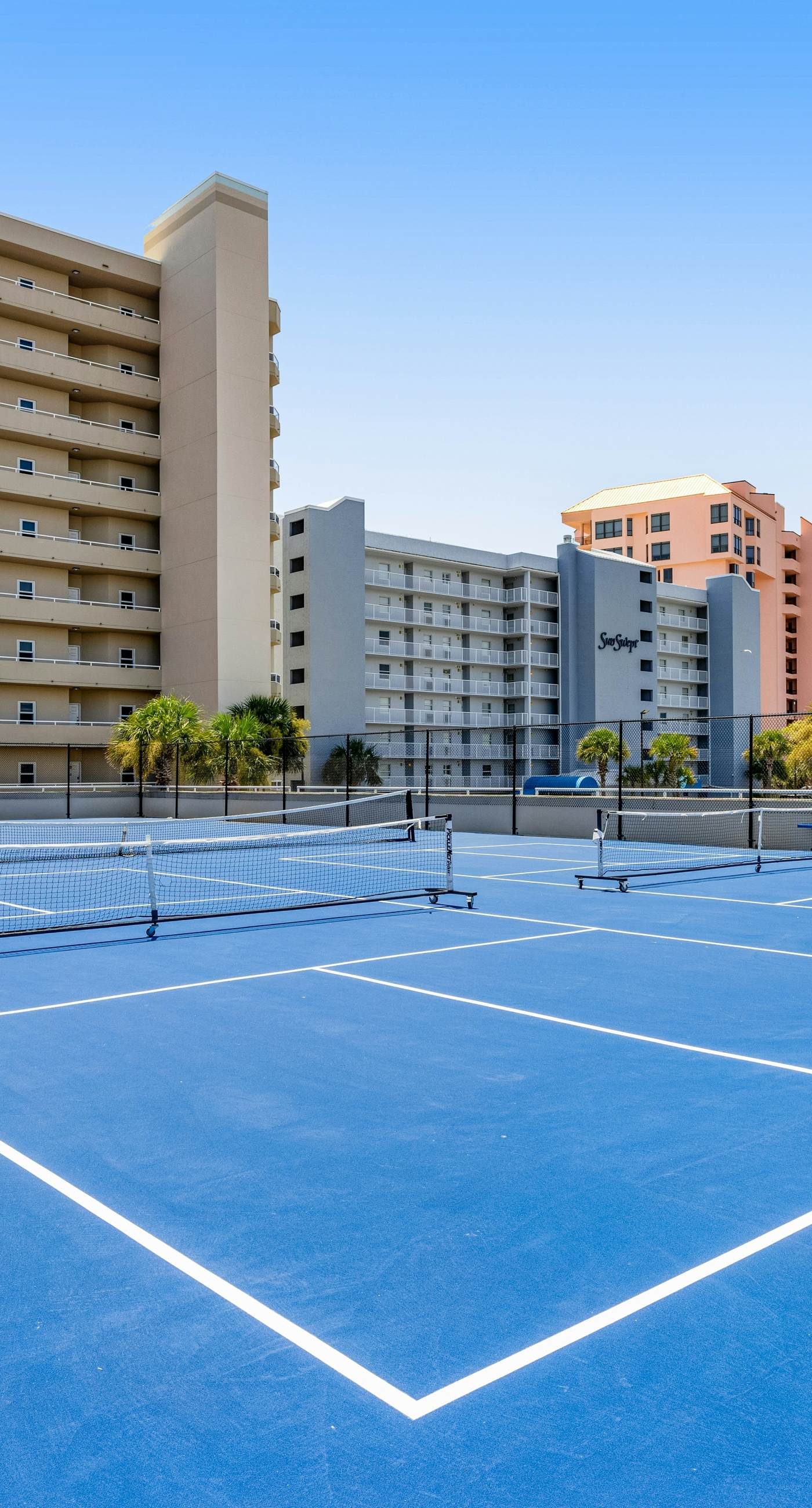 Convenient condo located in beachfront resort w/free WiFi, shared pool, AC