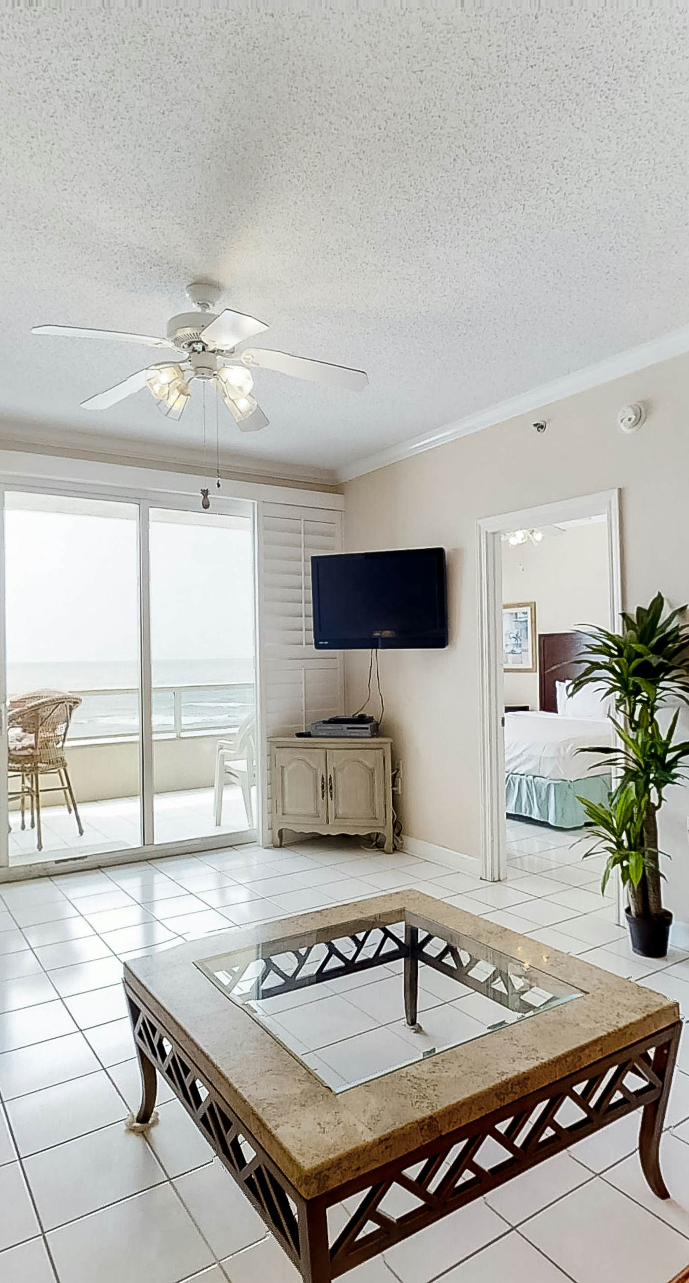 Convenient condo located in beachfront resort w/free WiFi, shared pool, AC