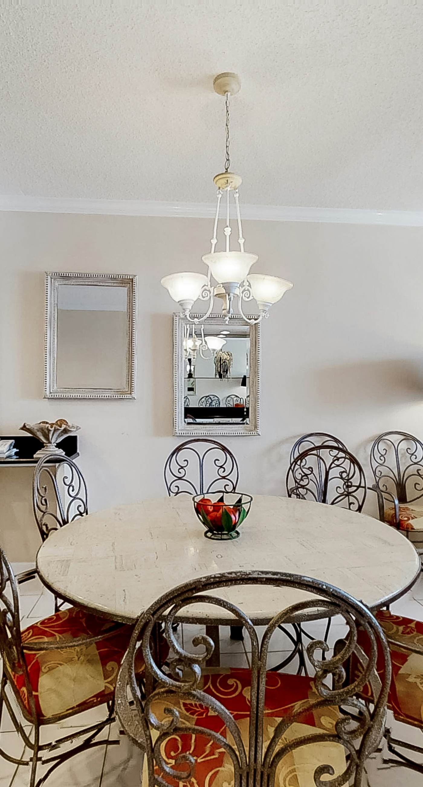 Convenient condo located in beachfront resort w/free WiFi, shared pool, AC