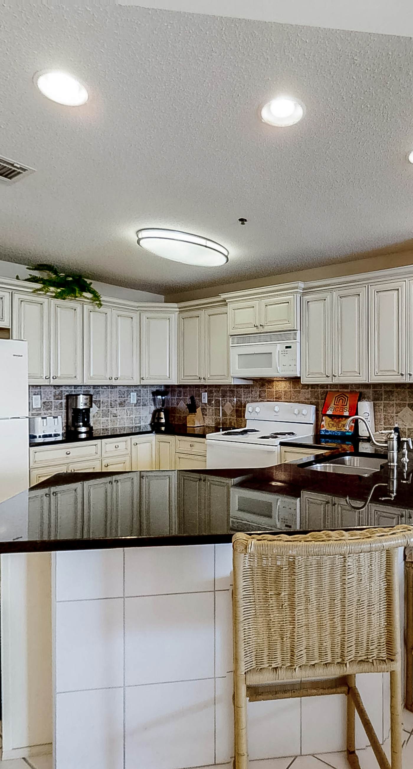 Convenient condo located in beachfront resort w/free WiFi, shared pool, AC