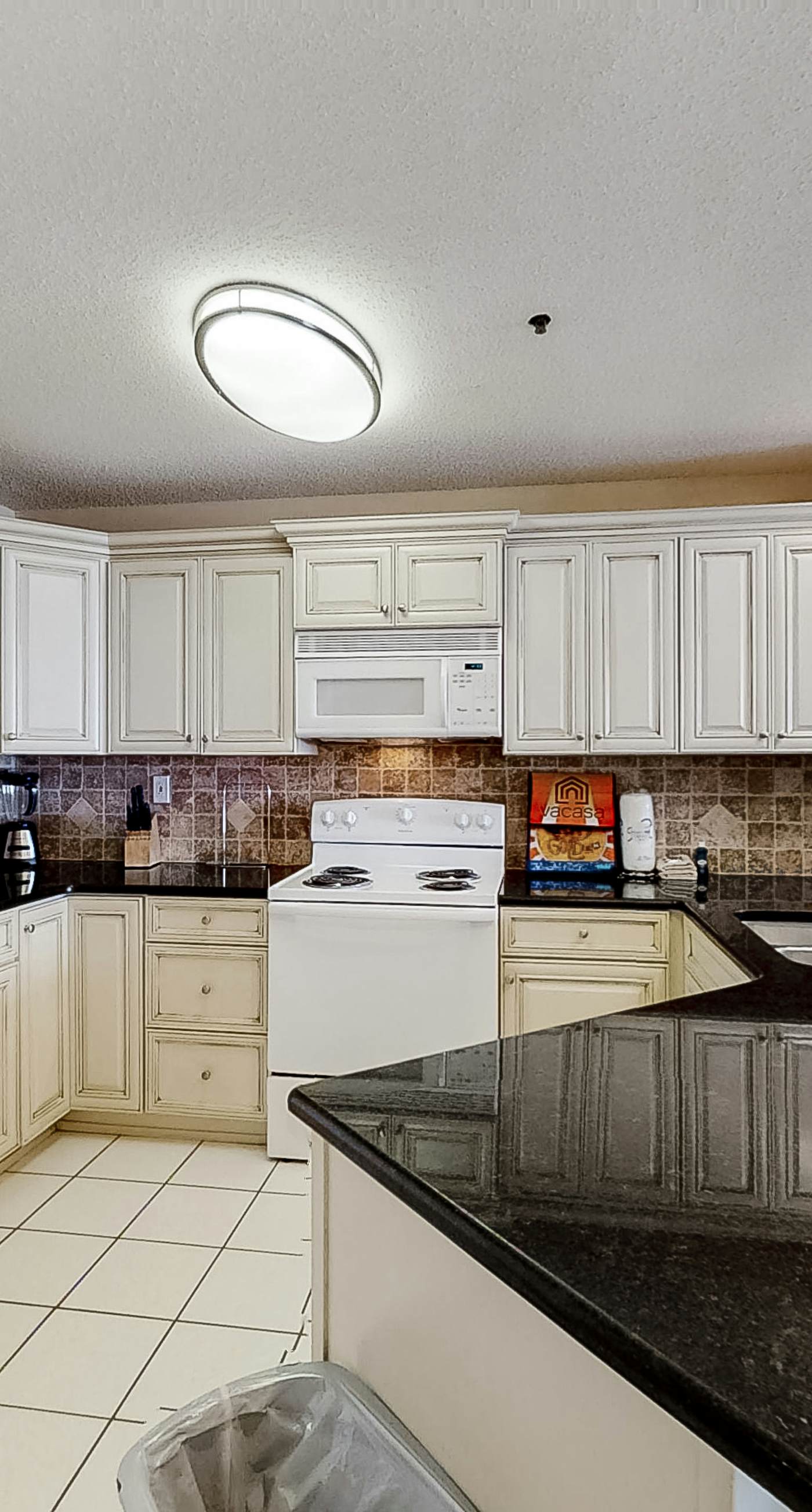 Convenient condo located in beachfront resort w/free WiFi, shared pool, AC