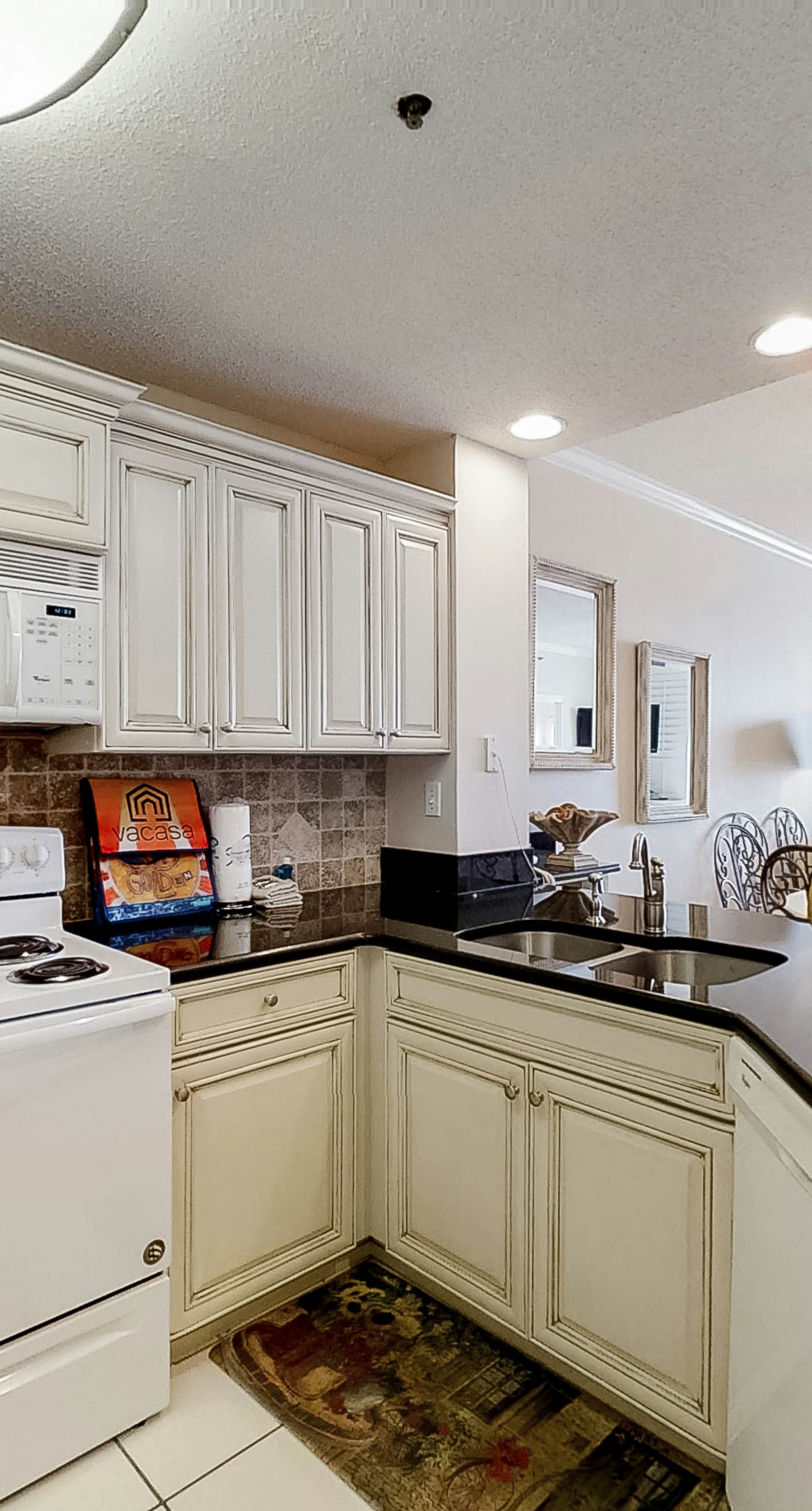 Convenient condo located in beachfront resort w/free WiFi, shared pool, AC