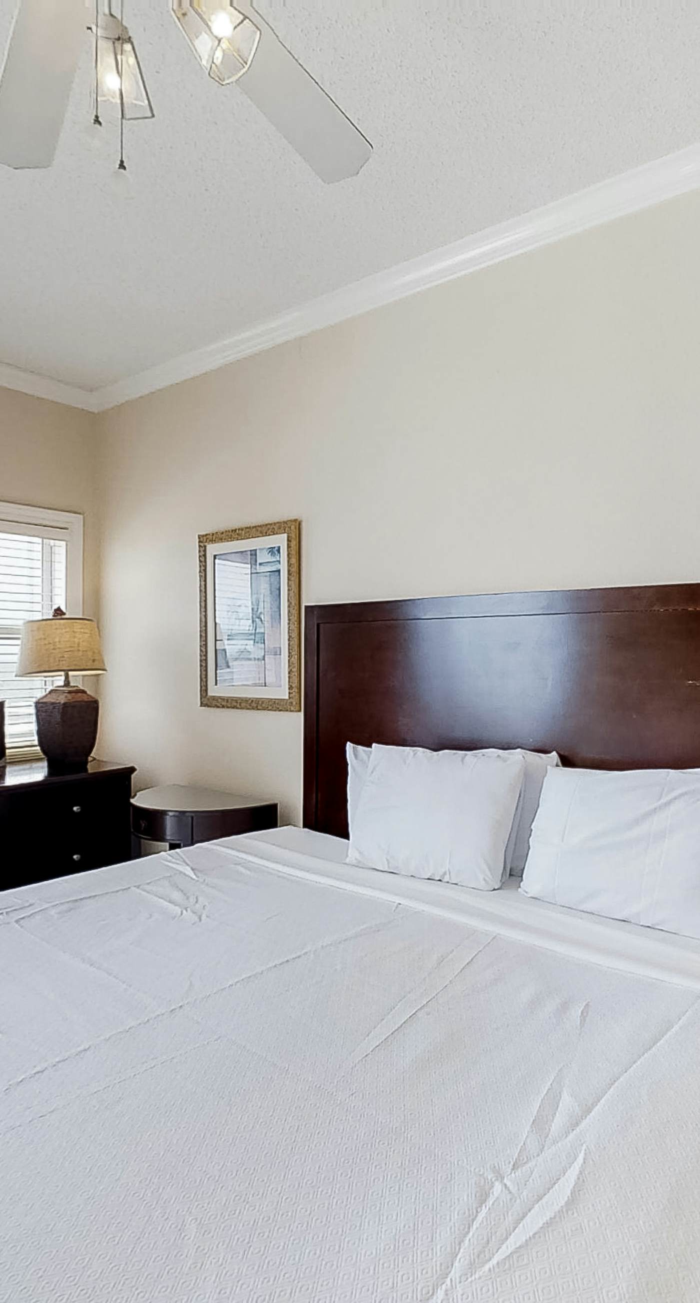 Convenient condo located in beachfront resort w/free WiFi, shared pool, AC