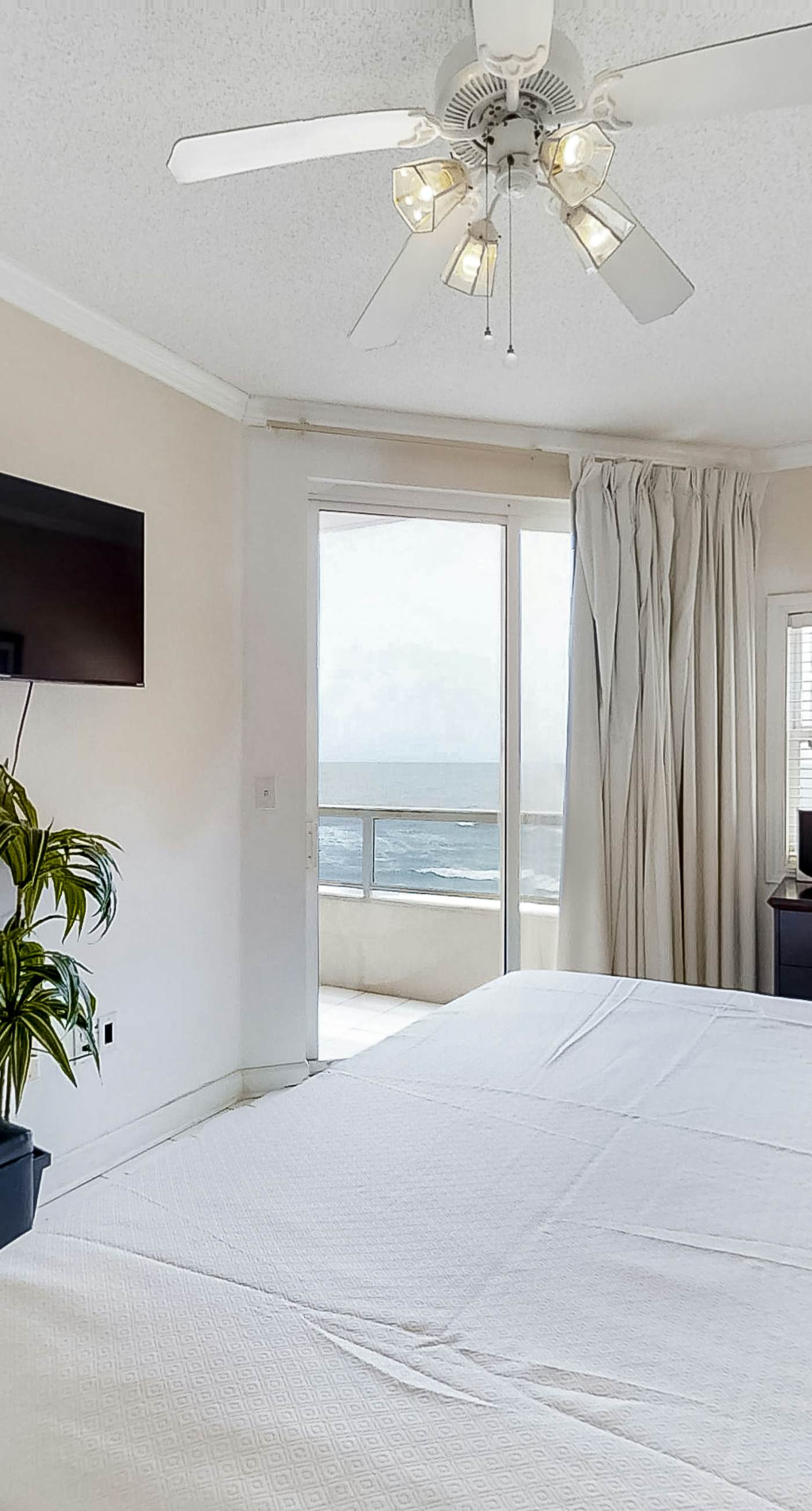 Convenient condo located in beachfront resort w/free WiFi, shared pool, AC