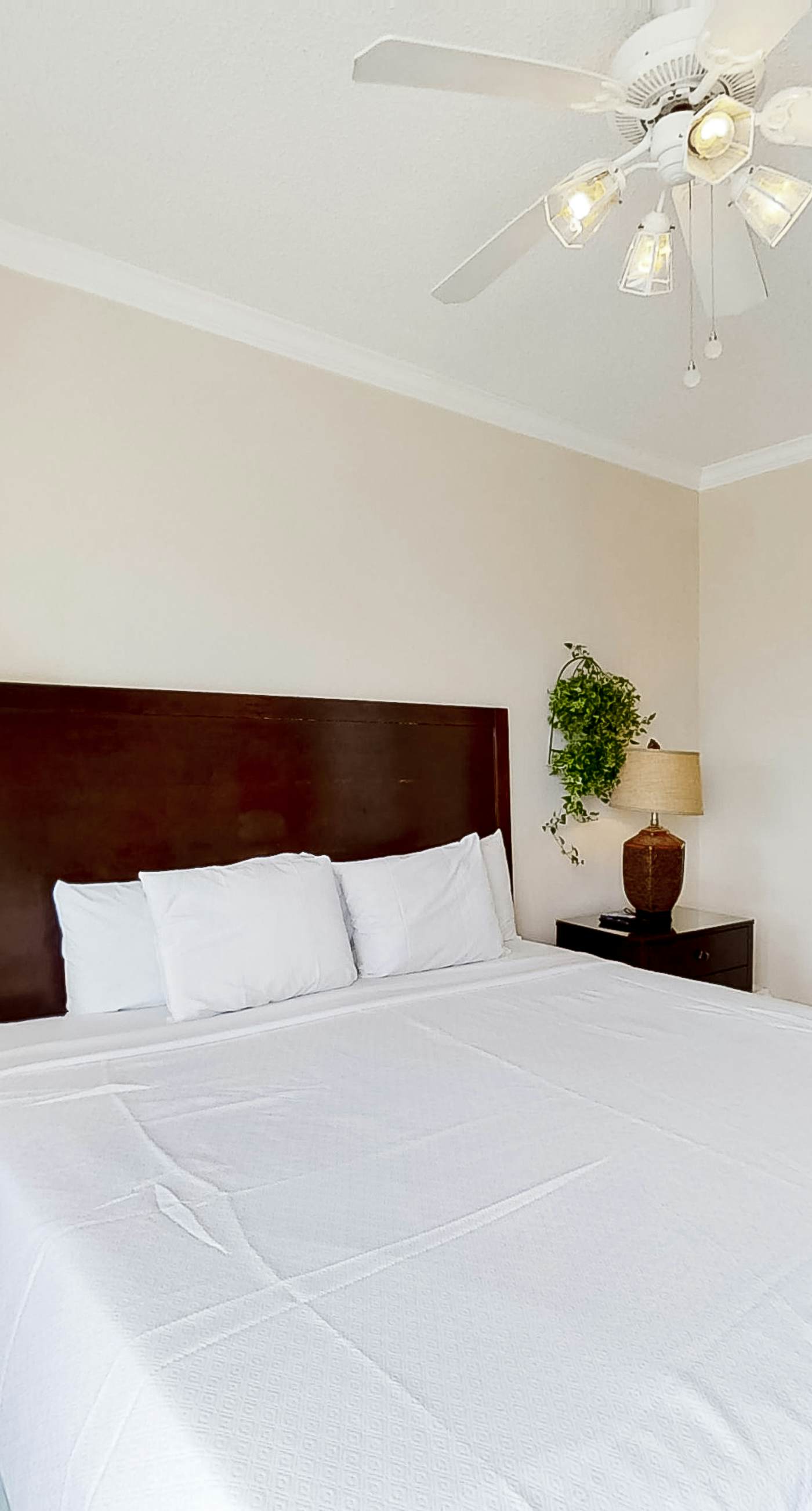 Convenient condo located in beachfront resort w/free WiFi, shared pool, AC