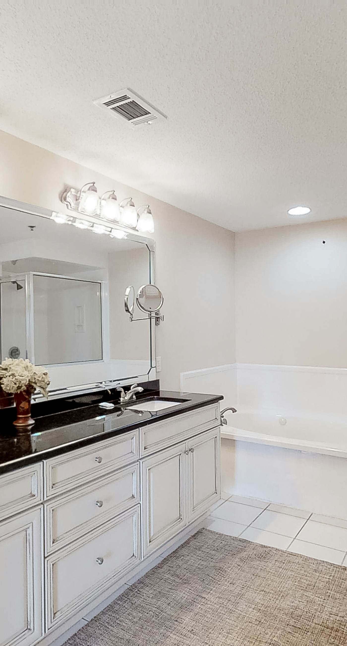 Convenient condo located in beachfront resort w/free WiFi, shared pool, AC