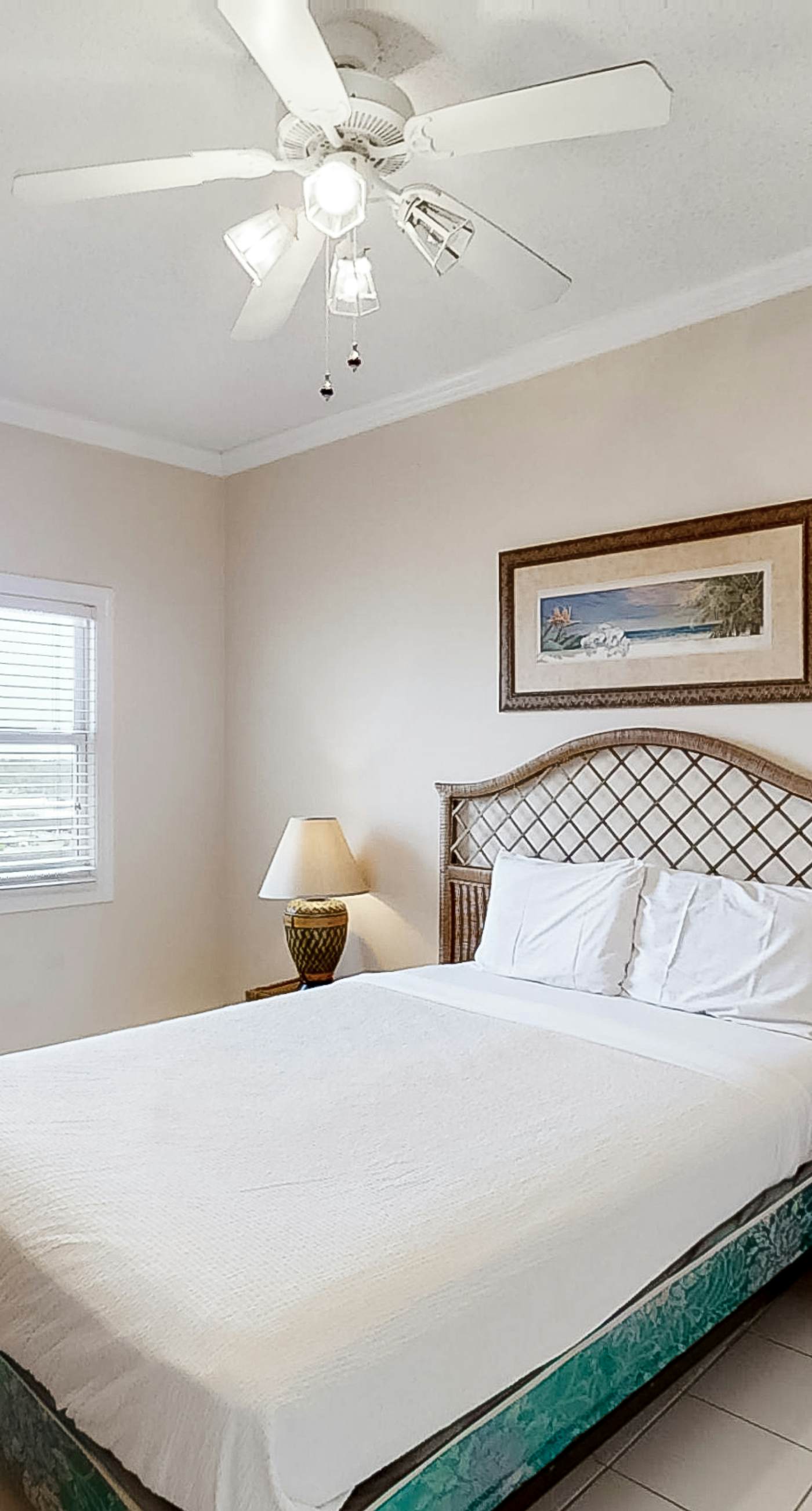 Convenient condo located in beachfront resort w/free WiFi, shared pool, AC