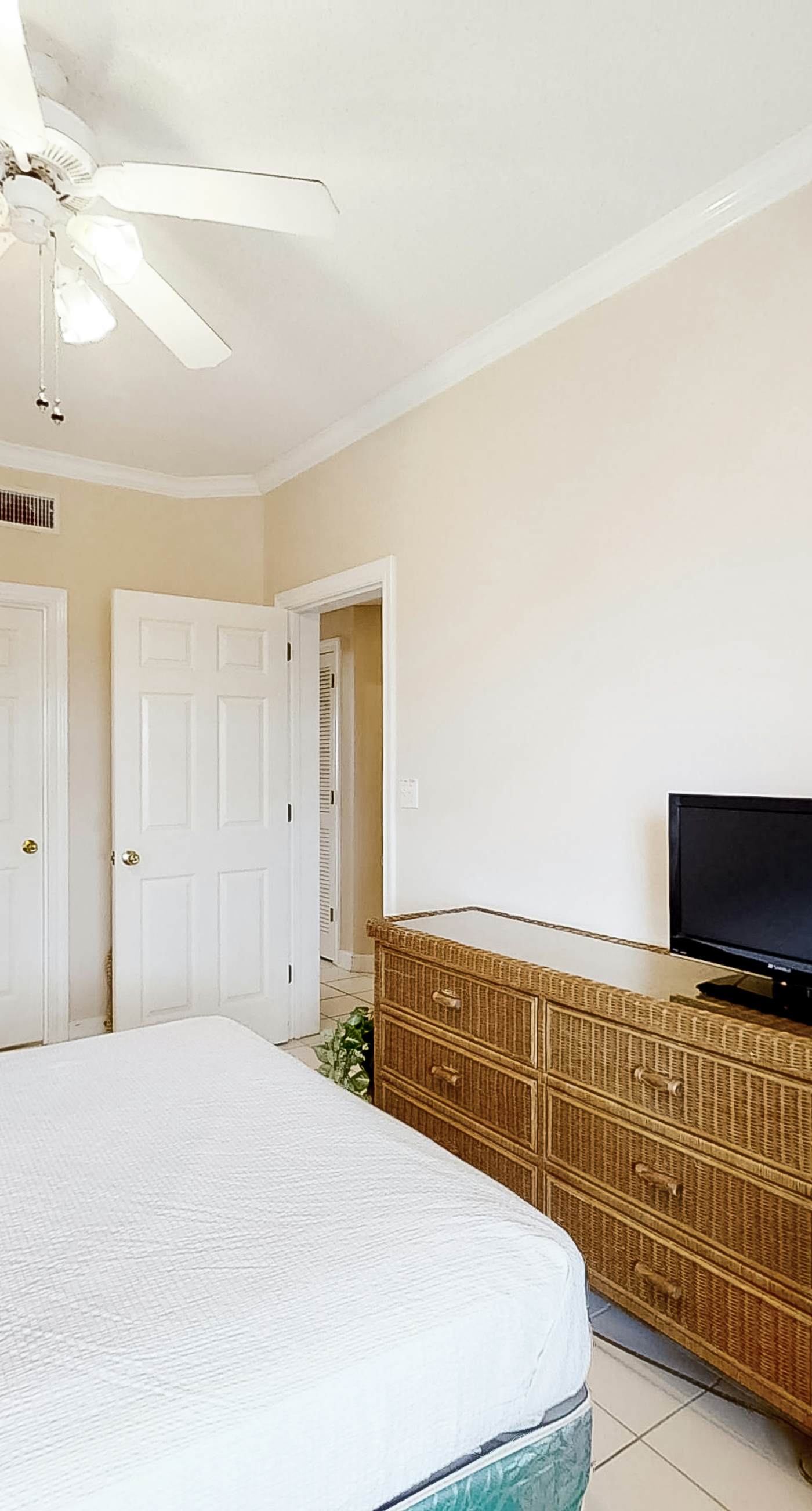 Convenient condo located in beachfront resort w/free WiFi, shared pool, AC