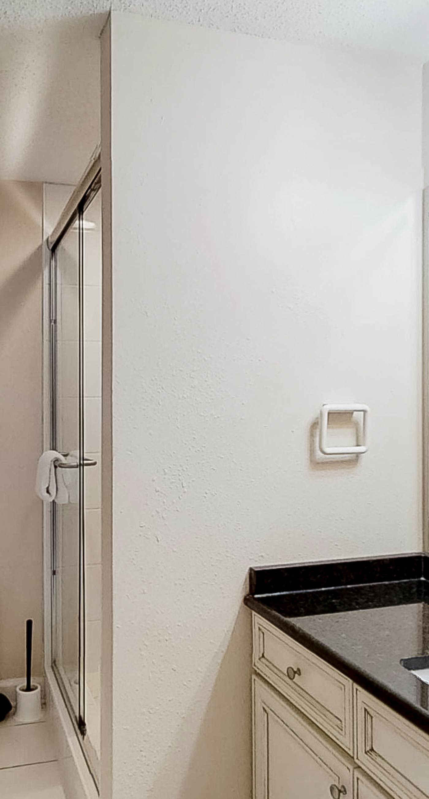 Convenient condo located in beachfront resort w/free WiFi, shared pool, AC