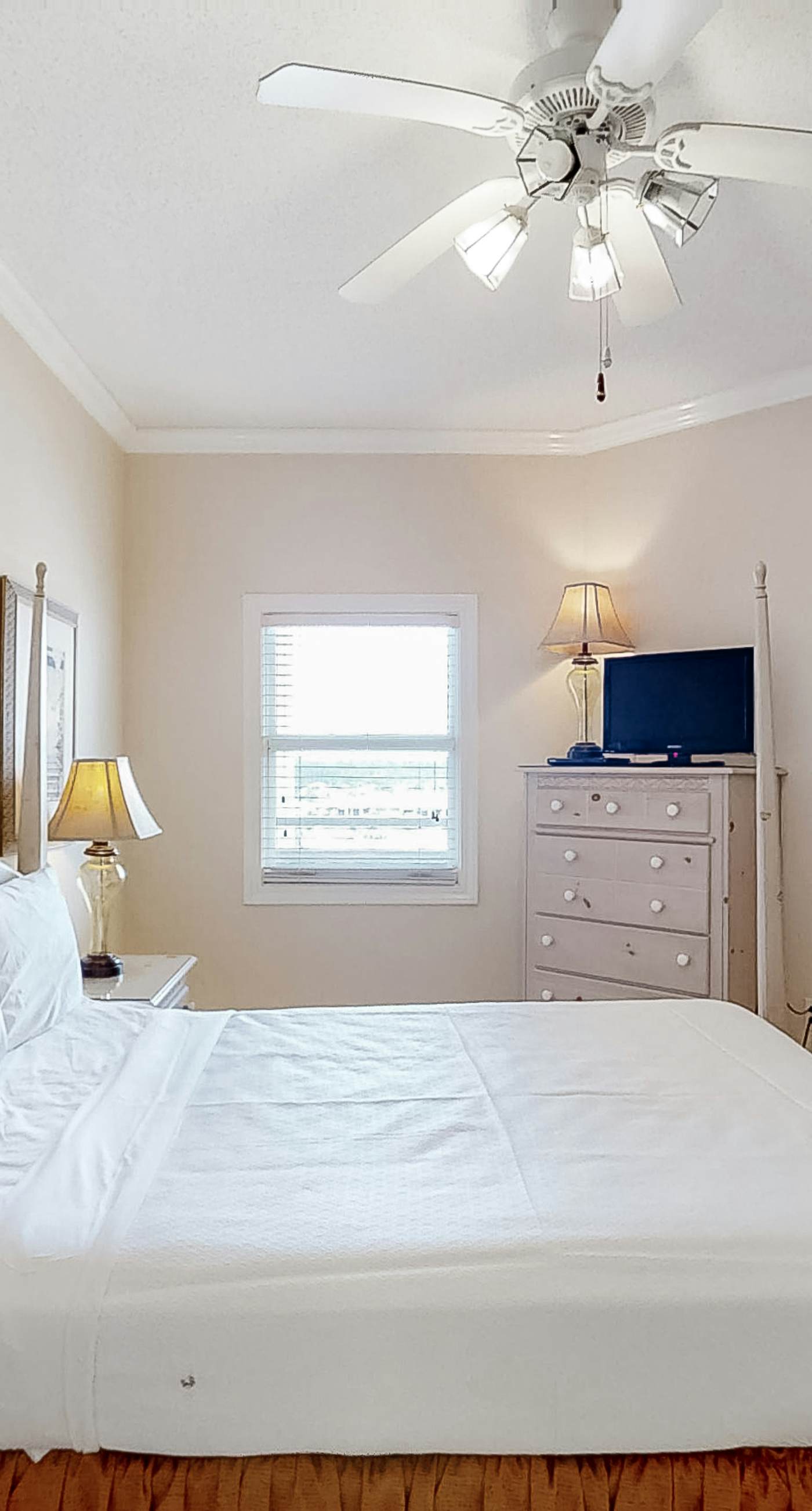 Convenient condo located in beachfront resort w/free WiFi, shared pool, AC