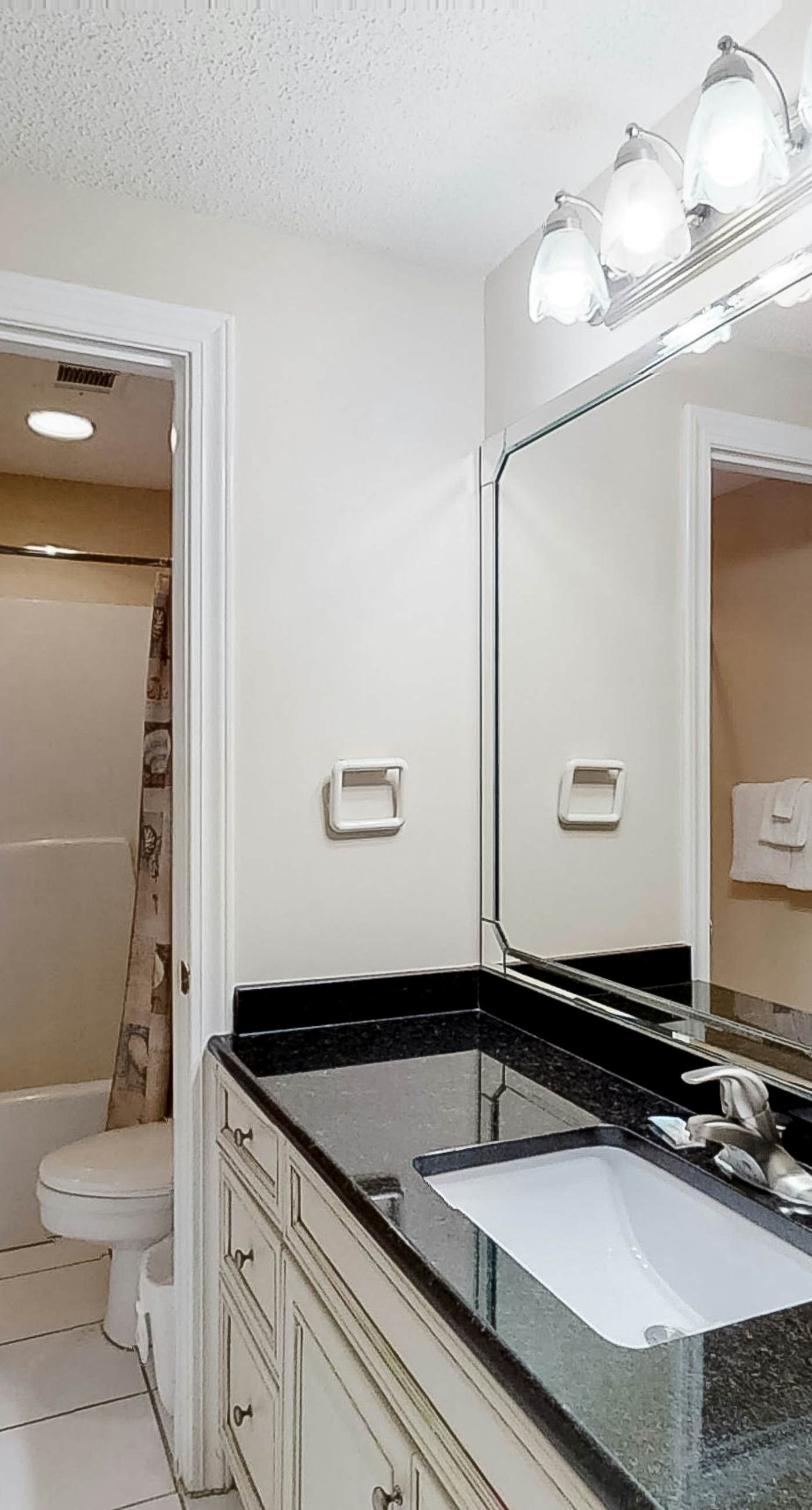 Convenient condo located in beachfront resort w/free WiFi, shared pool, AC