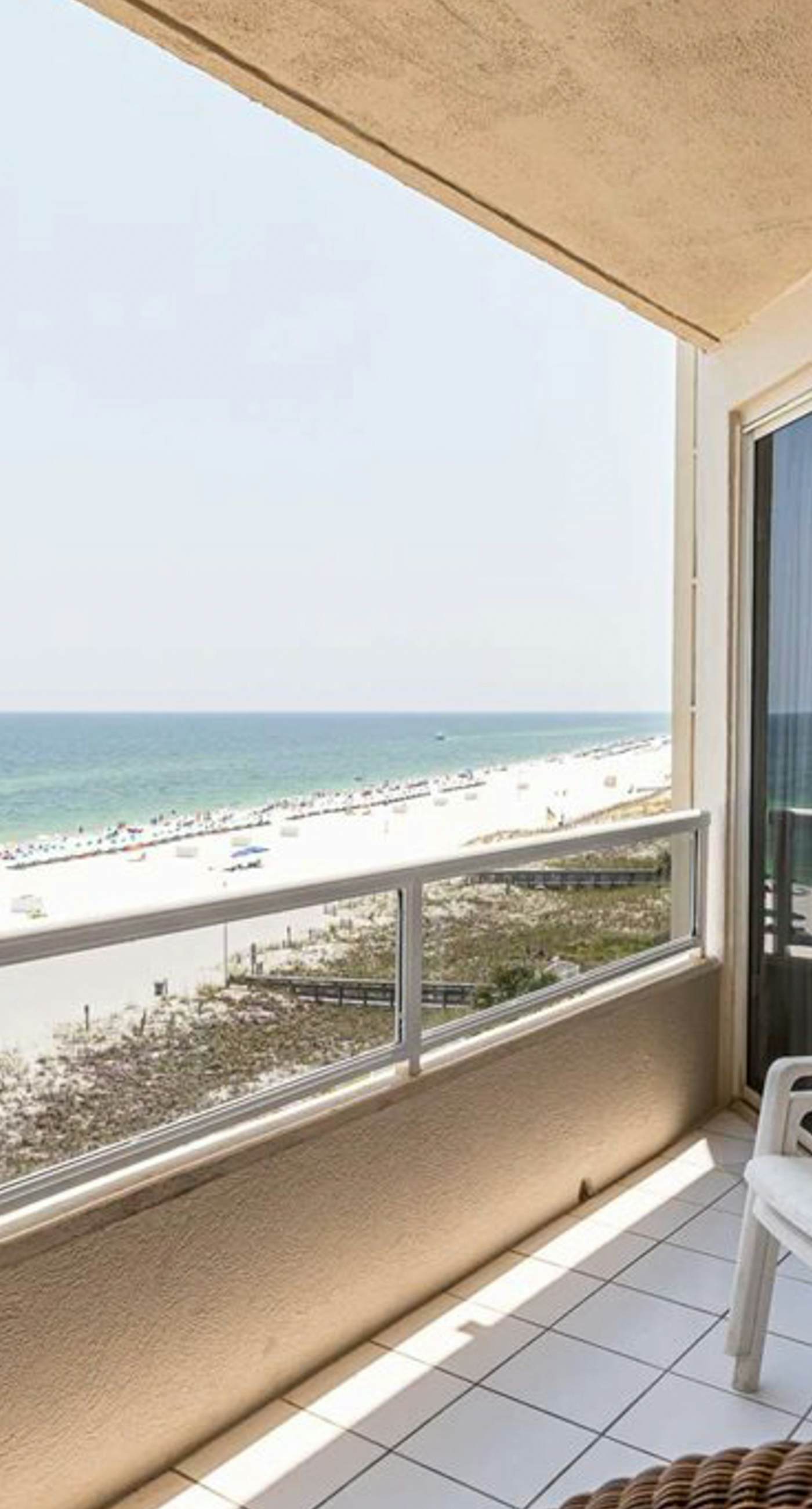 Convenient condo located in beachfront resort w/free WiFi, shared pool, AC