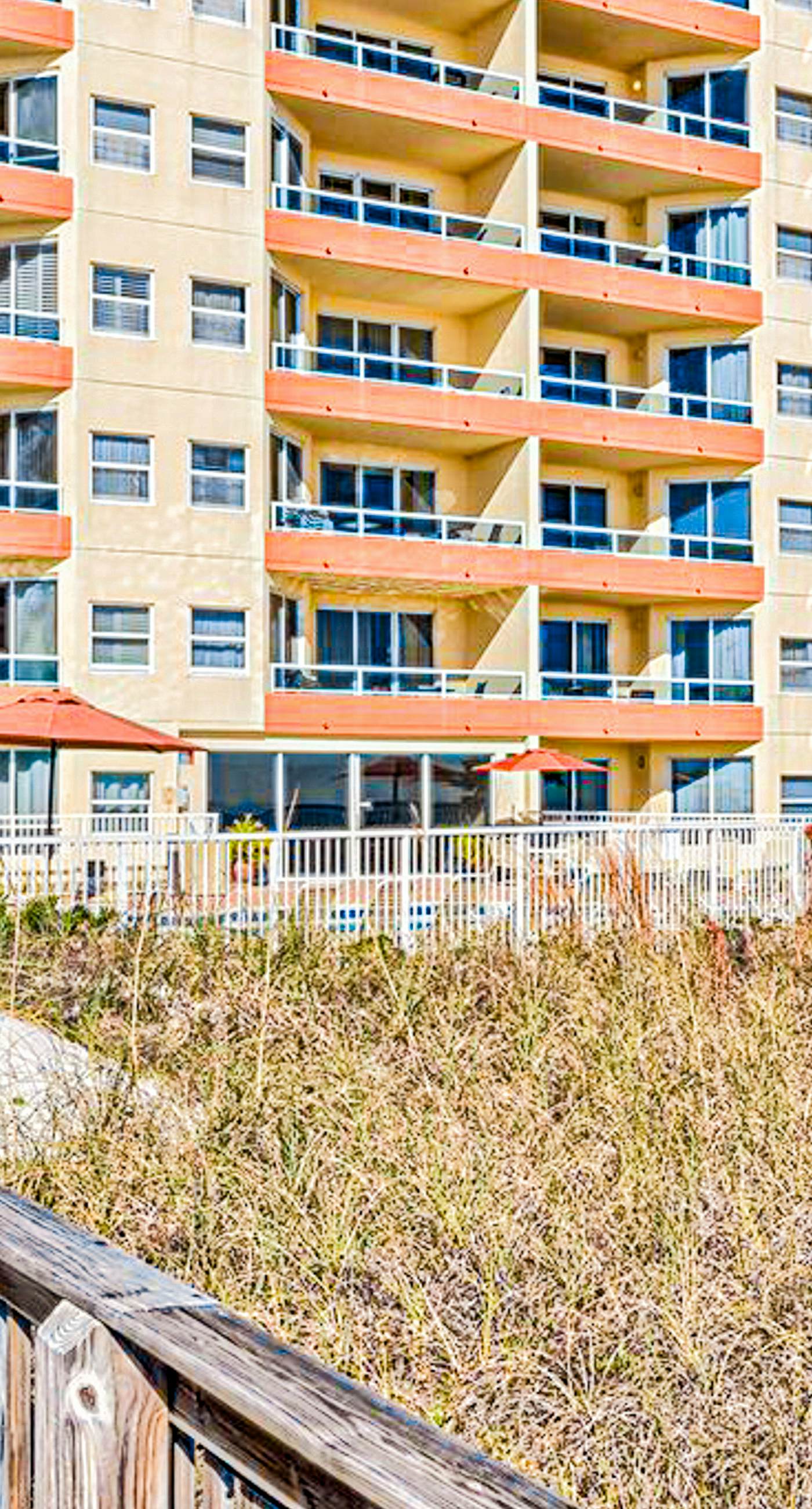 Convenient condo located in beachfront resort w/free WiFi, shared pool, AC