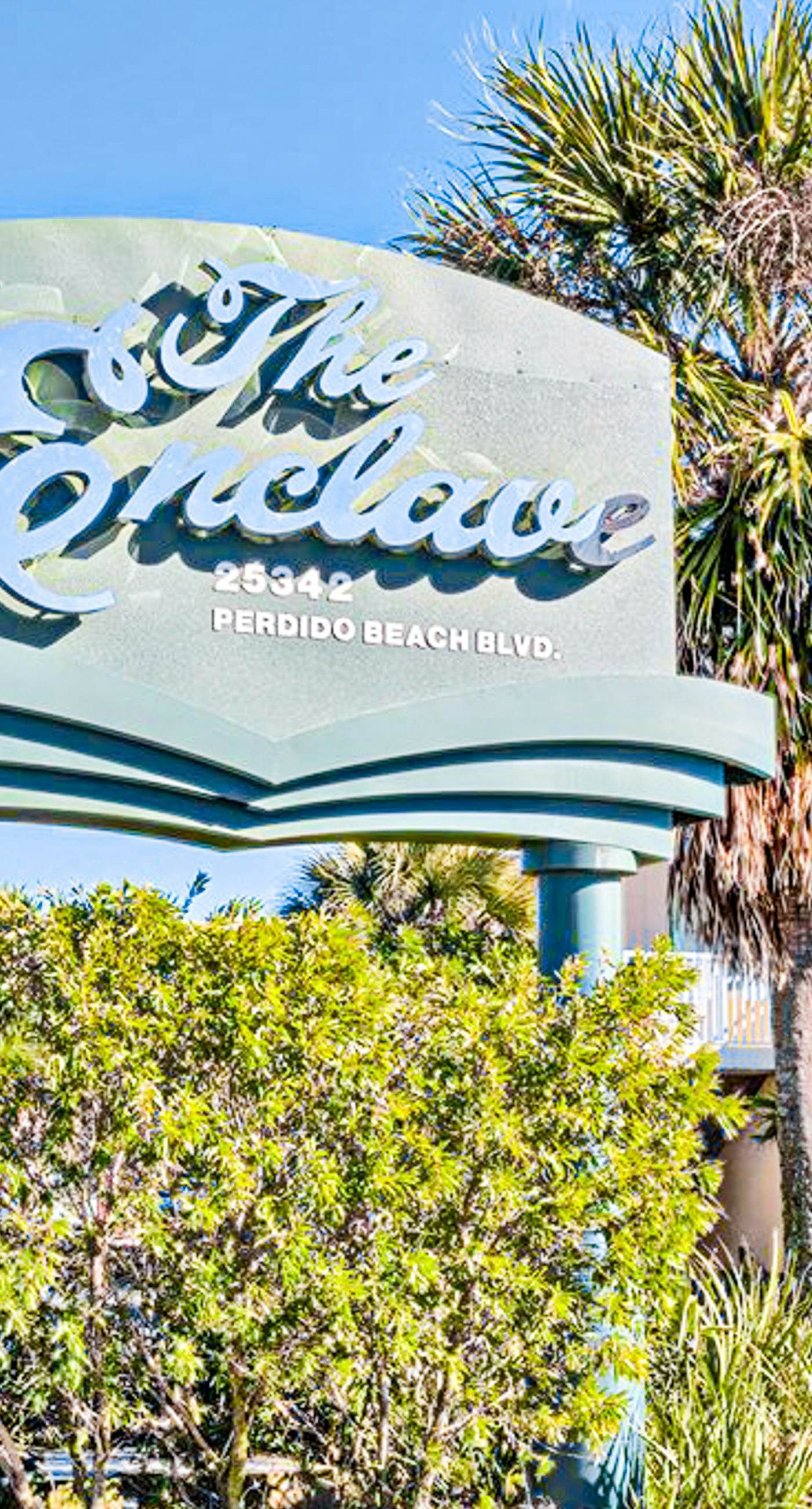 Convenient condo located in beachfront resort w/free WiFi, shared pool, AC