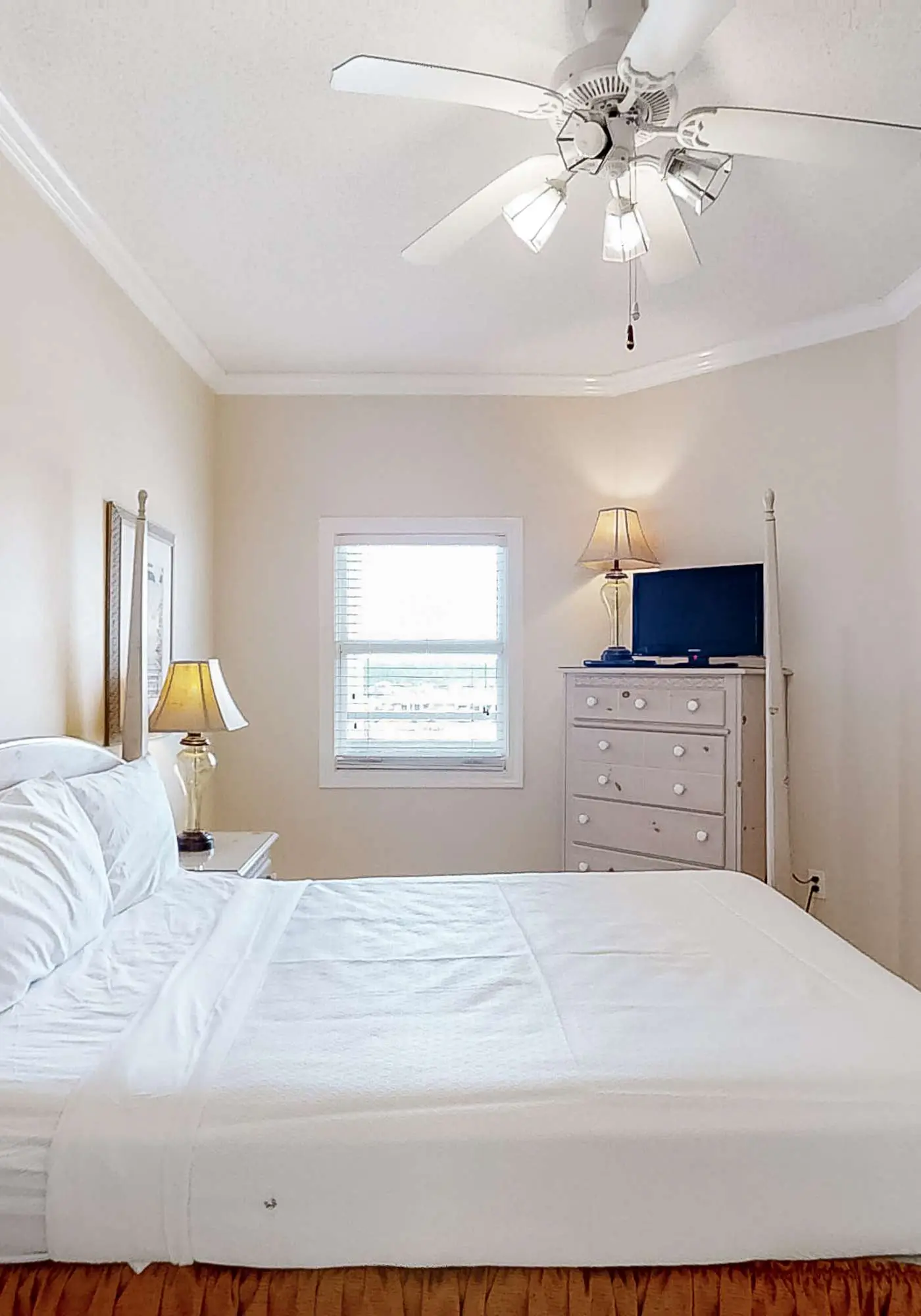 Convenient condo located in beachfront resort w/free WiFi, shared pool, AC