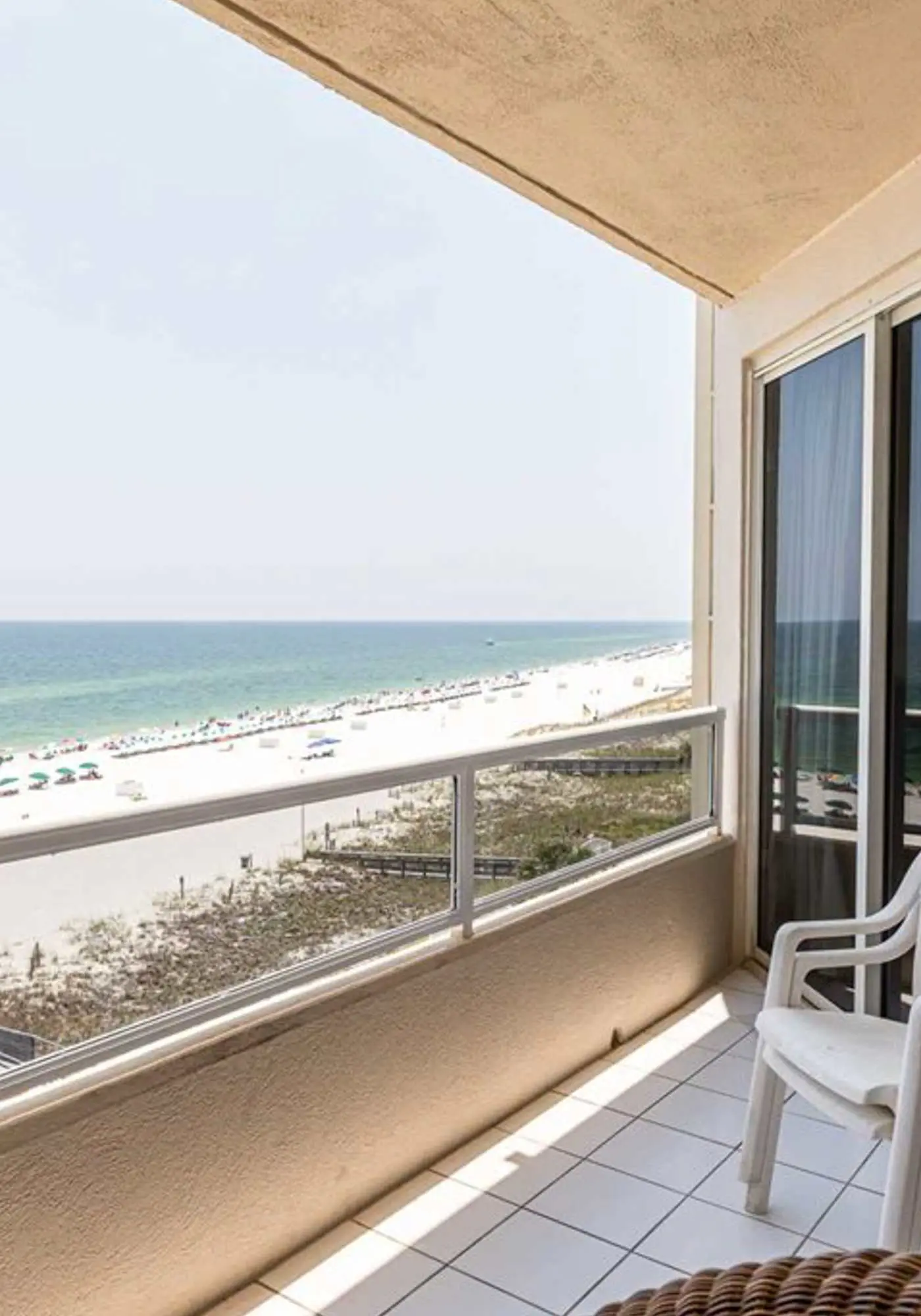 Convenient condo located in beachfront resort w/free WiFi, shared pool, AC