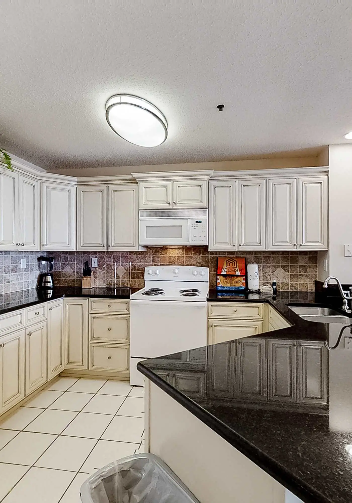 Convenient condo located in beachfront resort w/free WiFi, shared pool, AC