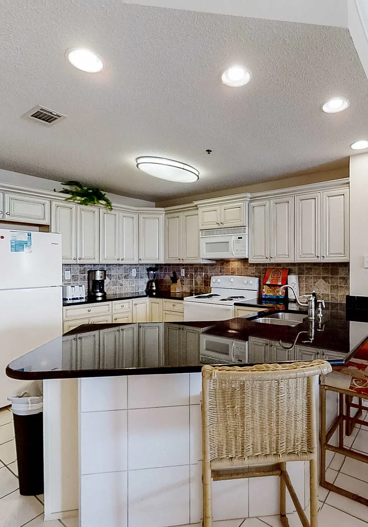 Convenient condo located in beachfront resort w/free WiFi, shared pool, AC