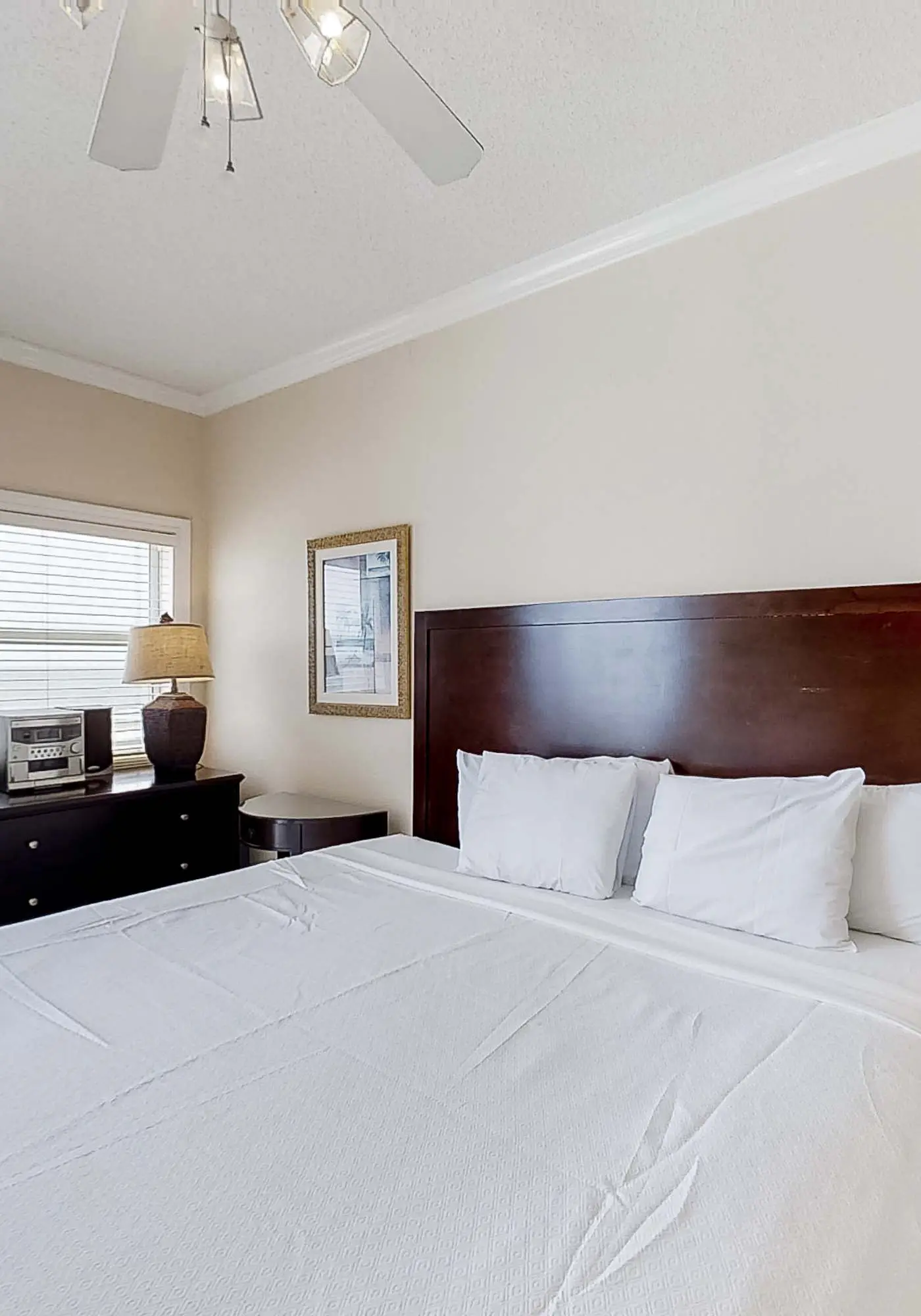 Convenient condo located in beachfront resort w/free WiFi, shared pool, AC
